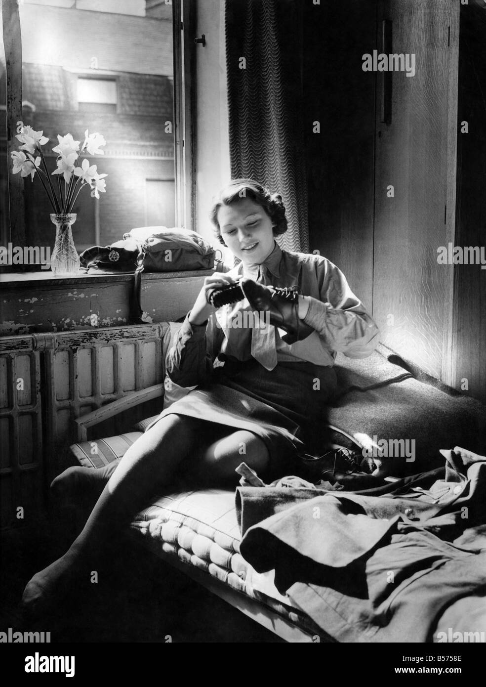 La Seconde Guerre mondiale, des femmes. Membre de l'A.T.S. Brille ses chaussures avant le défilé. Septembre 1944 P010173 Banque D'Images