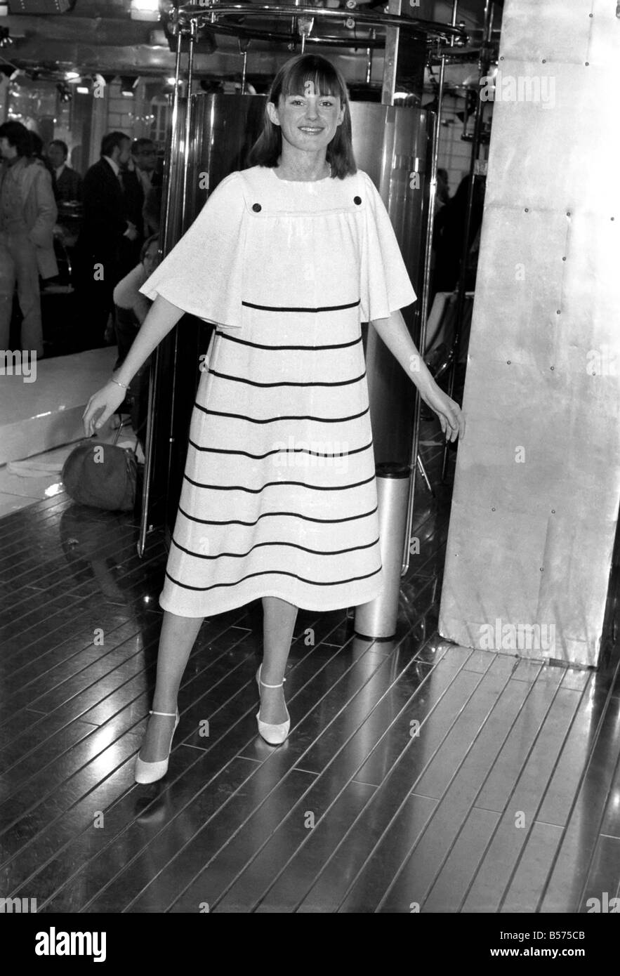 Modèles : des photos de mode : Paris - Printemps/Été 1975:00:00 Alison dans une marine et blanc robe tricoté par Ted Lapidus. Janvier 1975 Banque D'Images