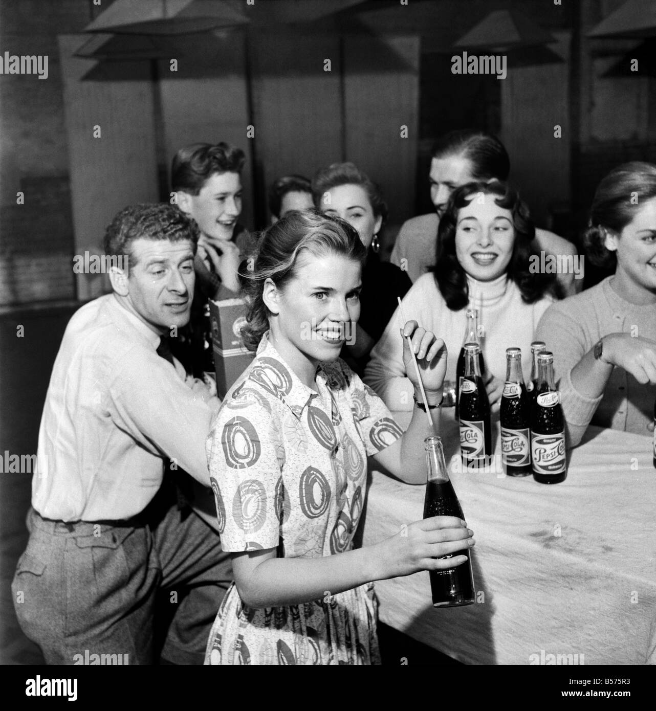 Les présentateurs de télévision : Joan Aubrey et Bernard Lee vu ici bénéficiant d'un Pepsi Cola. Octobre 1953 D5974-004 Banque D'Images