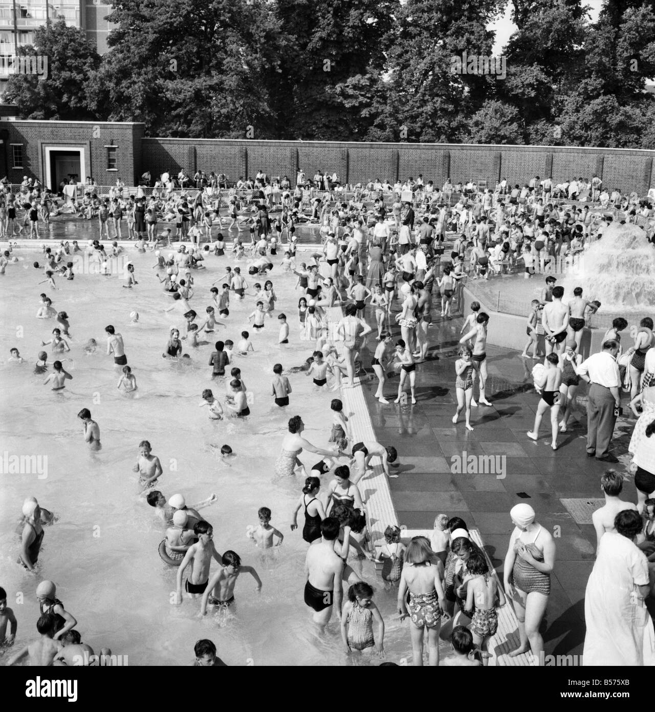 Pentecôte vacances de banque foules affluent aux Brockwell Lido, une piscine en plein air construit en 1937 Juin 1960 M4325-005 Banque D'Images