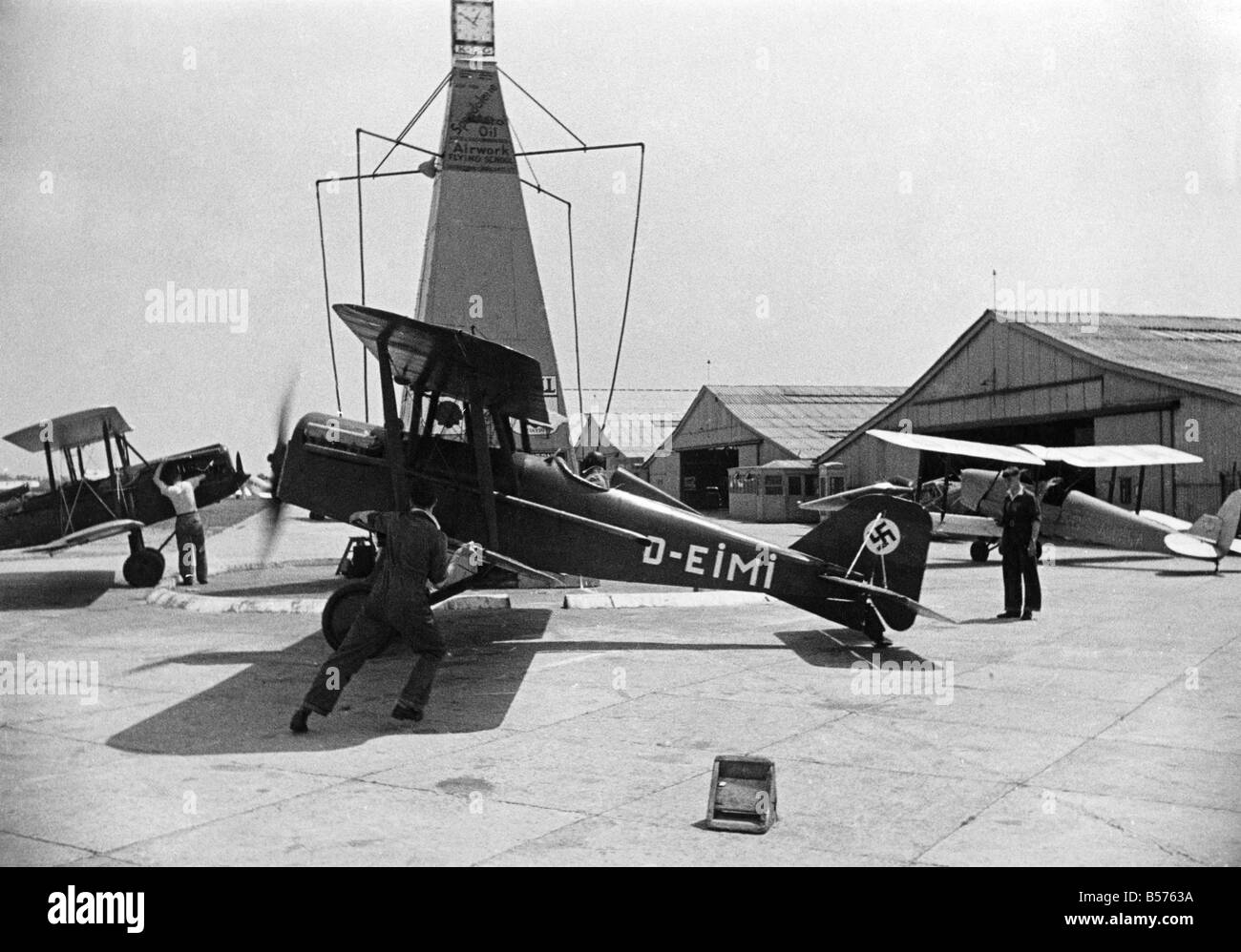 Ce Spad S.E.5a était un ancien W.W.1 fighter, qui a été converti en 1923 par le Sauvage Skywriting Co. Ltd à Hendon d'être l'un de ses aéronefs skywriting. À l'aide de fumigènes pour Ôwrite skyÕ dans la CE a été un moyen populaire de publicité durant les années 1920 et encore après W.W.2 ; il a été interdit dans les années 1950. Ironiquement donné son pedigree cet aéronef a été vendu à l'Allemagne en 1929, passé à la Hollande en 1934, mais retourne en Allemagne en 1936. ItÕs photographié à Heston dans l'ouest de Londres le 13 janvier 1936 peu de temps avant de revenir à sa base dans la région de Dusseldorf via Bruxelles Banque D'Images