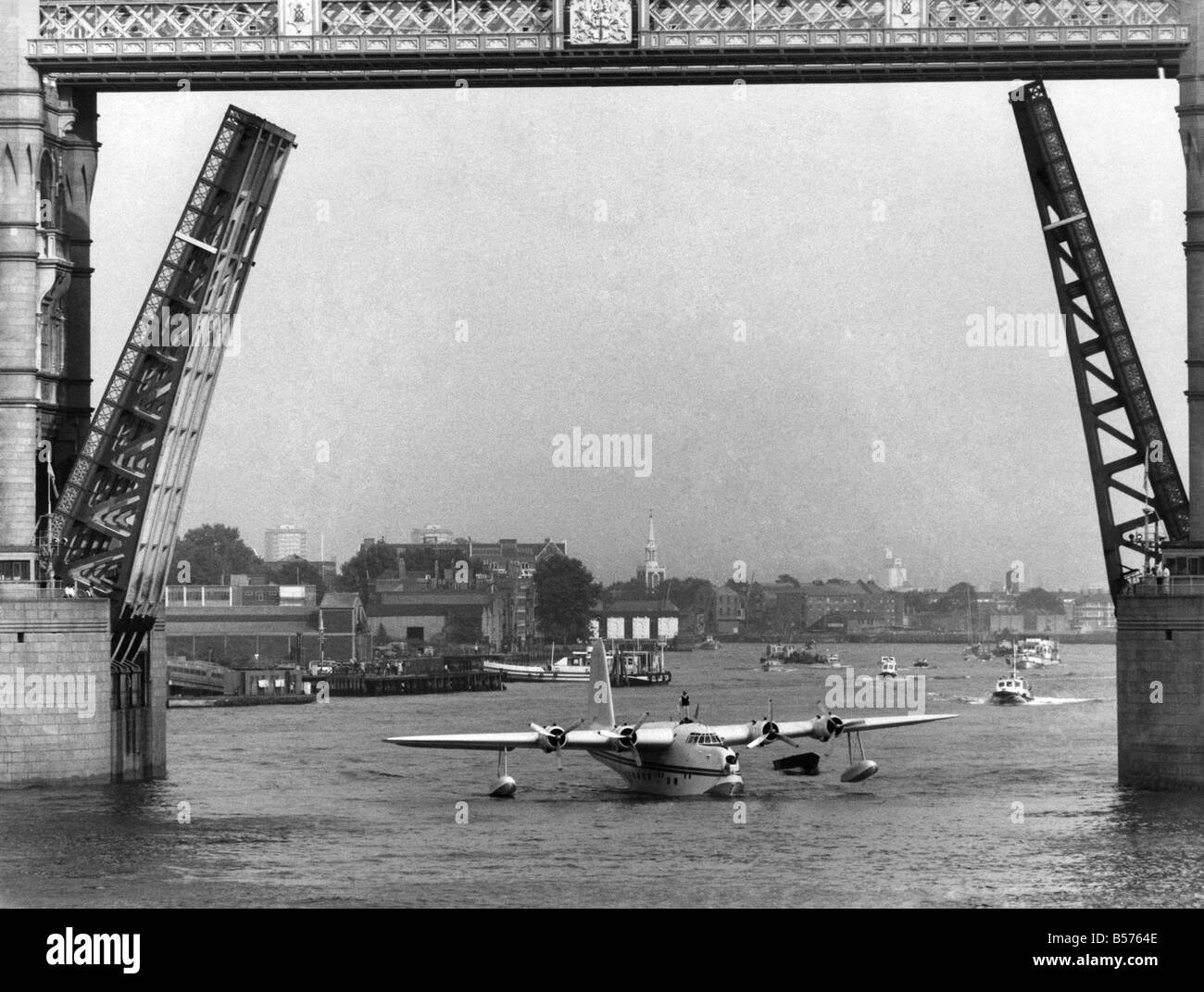 Le court-circuit S.25 Sandringham est un dérivé de l'W.W.2 long-range Sunderland flying boat qui a fourni des sièges pour 24 passagers sur BOACÕs à pied vers l'Extrême-Orient et en Australie. Il a également été utilisé par les compagnies aériennes en Australie et en Nouvelle-Zélande. ;En Photo le 6 avril 1982 le dernier vole toujours et d'abord été exploité par la New Zealand Air Force. ;Vu l'imposition en vertu de Tower Bridge à Londres. L'avion est maintenant en WeeksÕ Kermit de Fantasy Flight Museum en Floride USA.;P004807 Banque D'Images