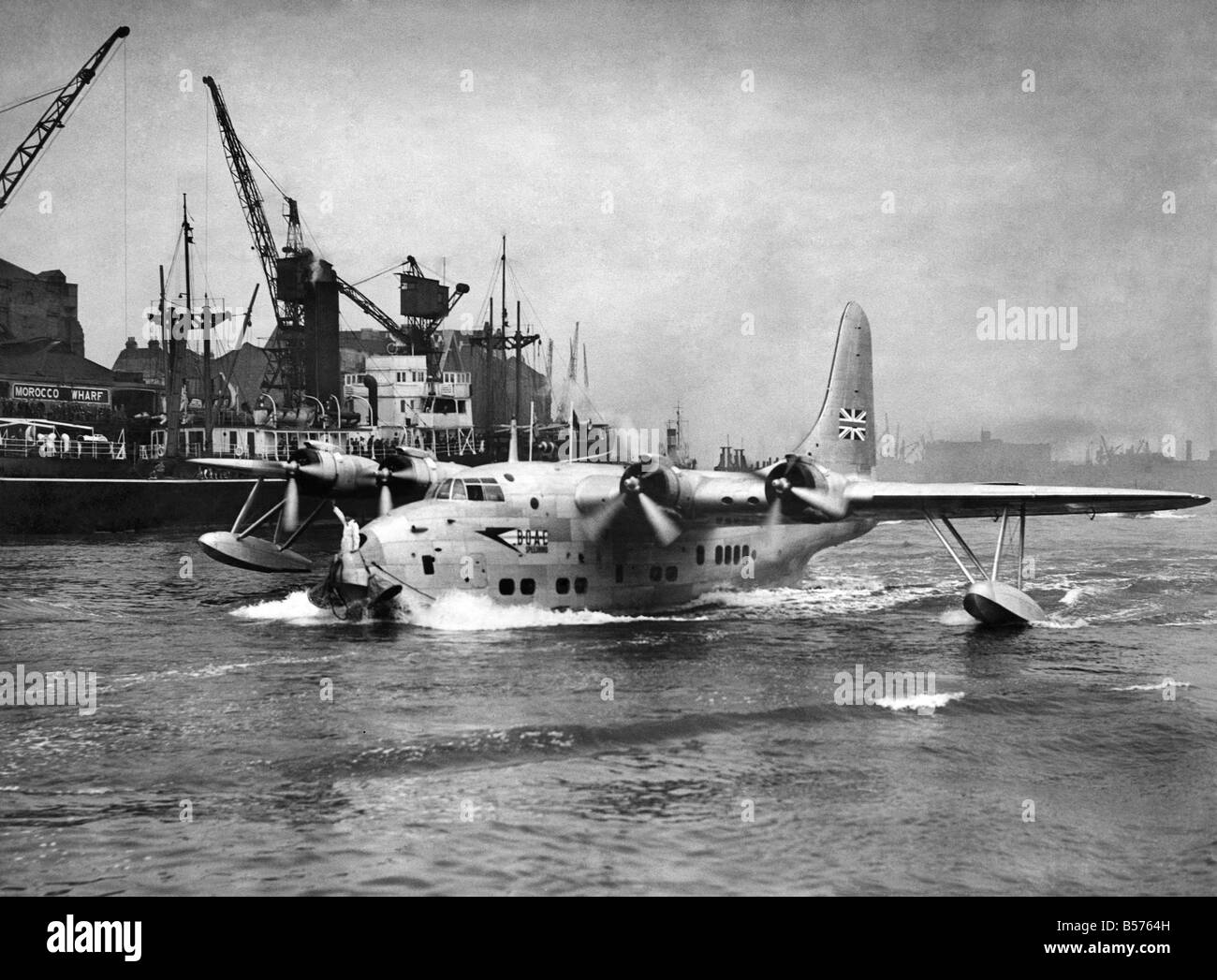 Le court-circuit S.45 Solent 2 le dernier des grands bateaux volants pilotés par BOAC sur les routes d'outre-mer. Il vole pour la première fois en 1946 et le dernier a été construit en 1949. Un total de 21 de différentes marques ont été produits et elle a effectué 34 passagers et 7 membres d'équipage. Cette photo a été prise le 5 mai 1949 sur la Tamise près de la Tour de Londres à l'avion pour être nommé Ville de Londres par le Maire, Sir George Aylwen, en célébration de 30 ans de la civil air transport. Premier vol-bateau sur la Tamise. La commémoration du 30e anniversaire de la air transport P004808 Banque D'Images