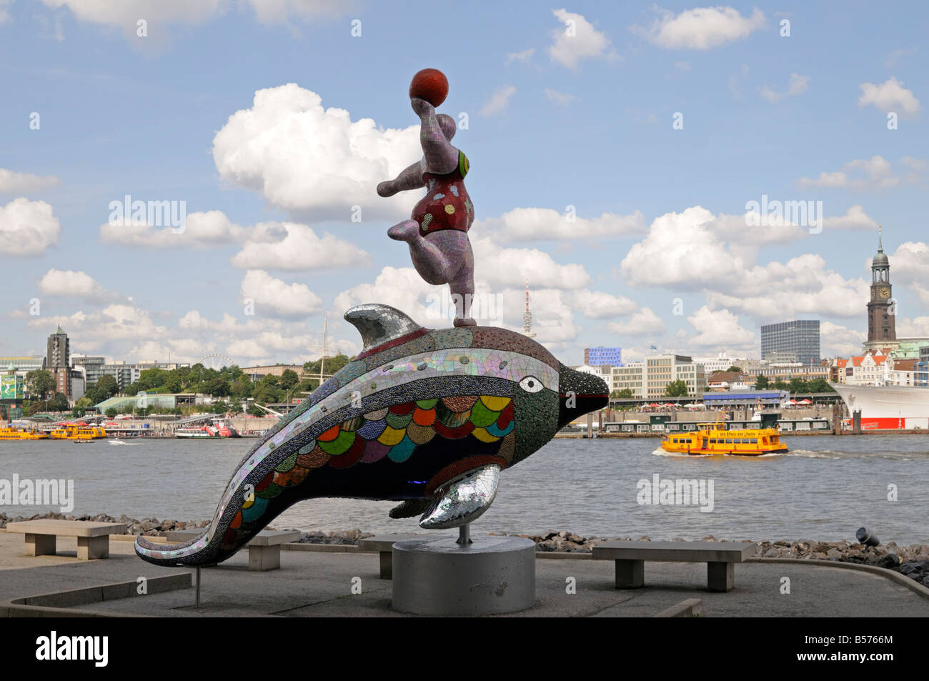 Nana sur un dauphin Skulptur Hamburg Deutschland Sculpture Nana sur un dauphin Hambourg Allemagne Banque D'Images