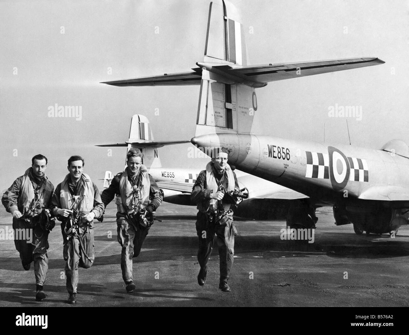 À l'église de Pinnacle exercice RAF de Fenton. À l'ouverture de l'exercice de leurs pilotes Pinnacle scramble Meteor des avions à réaction. Octobre 1951 P005345 Banque D'Images