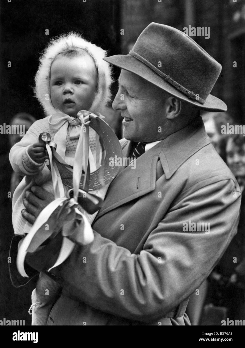 Ces Mountford's baby fille Carolyn donne à son père un emblème de la bonne chance avant le départ de l'équipe de Wigan. RLF en-route pour Brighton et Wembley pour la R.L. Finale de la Coupe contre Barrow. Mai 1951 P005359 Banque D'Images
