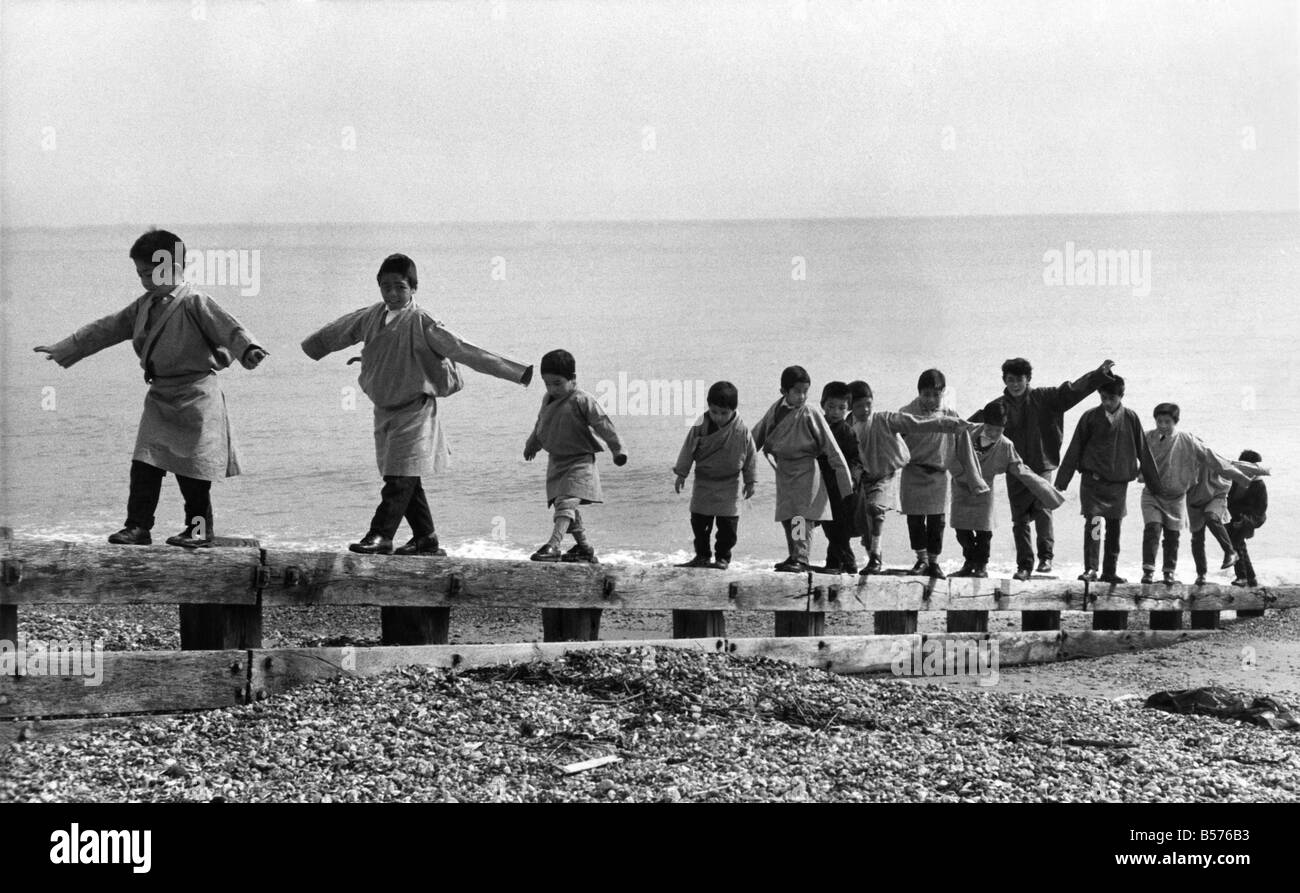 21 enfants de réfugiés Tibétains qui vivent maintenant à l'village Pestalozzi, dans Seddlescombe, Sussex est allé voir la mer à proximité de St. Banque D'Images