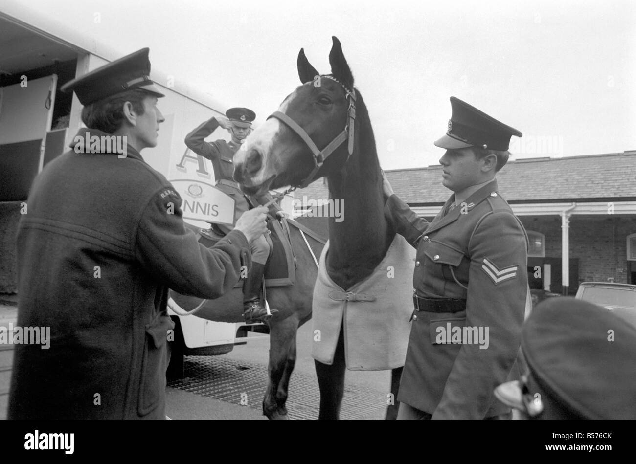 Dennis est le premier cheval de l'armée d'aller à la retraite en vertu de l'accord récent entre la RSPCA et le ministère de la Défense. Aujourd'hui à la caserne Beaumont, Aldershot, Dennis a été remis à la RSPCA. Dennis avec son cavalier Le Cpl. Peter Spooner avant d'être remis à la RSPCA. Décembre 1969 Z12359-002 Banque D'Images