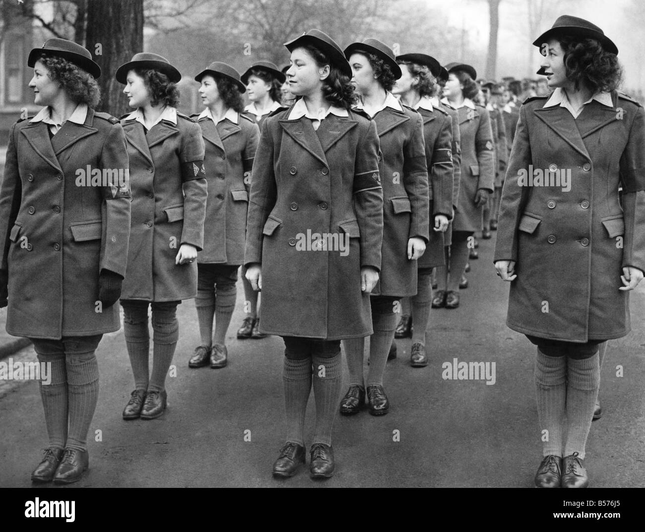 S.a.r. La princesse Elizabeth visites des membres de l'Armée de terre de femmes à Bedford. Les yeux droite. C'est cette manœuvre qui a prett Banque D'Images