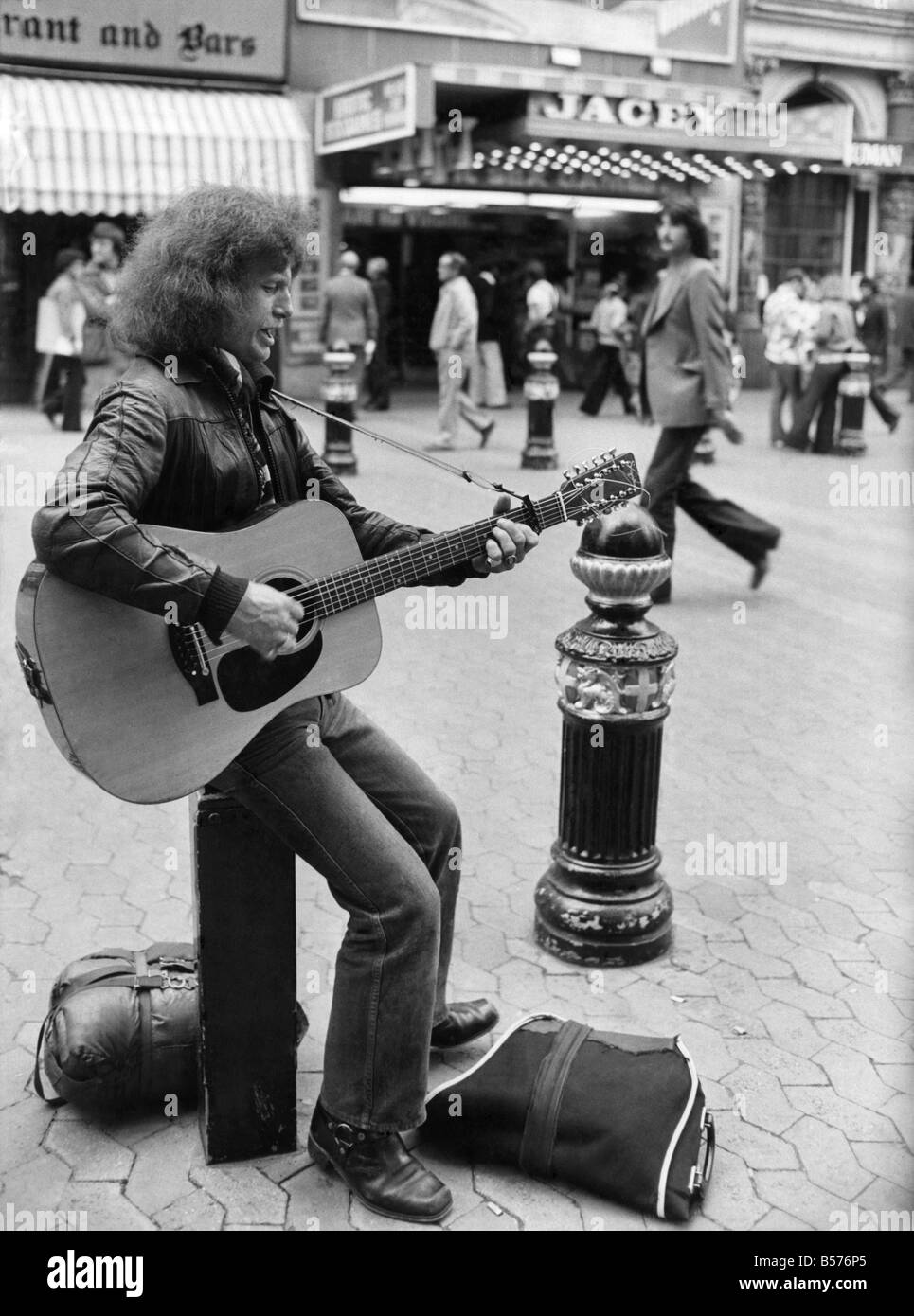 Le son de la musique est en train de mourir dans les rues de la Grande-Bretagne. Nos musiciens vont à l'égout ! Ils suivent les cerveaux de la Grande-Bretagne et de la position de ses riches pâturages à l'étranger. Leur musique est : personne ne nous aime plus. "La rue lark est terminé ici," a déclaré David Bonaccorsi, qui l'emporte sur rocher avec Fred les leviers en métro de Marble Arch à Londres. Juillet 1978 P004930 Banque D'Images