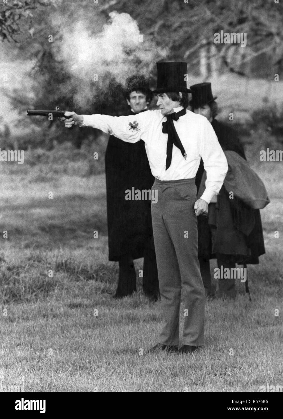 Pistolets à l'aube : M. John Barnard et M. Michael Carson se faisaient face dans le Hertfordshire crisp l'aube du dimanche 5 octobre, dix pas l'un de l'autre et chacun armé d'un pistolet de duel d'antiquités. L'honneur est satisfait lorsque le Dr Carson, 53, de Wimpole Street, a été vu pour être 'Hit' et de sang ont jailli de dessous sa chemise non marqué étrangement pour la deuxième fois lorsqu'une autre volée de coups de feu ont retenti. Le Dr Carson. . . . . Salie un nom. Octobre 1980 P004975 Banque D'Images