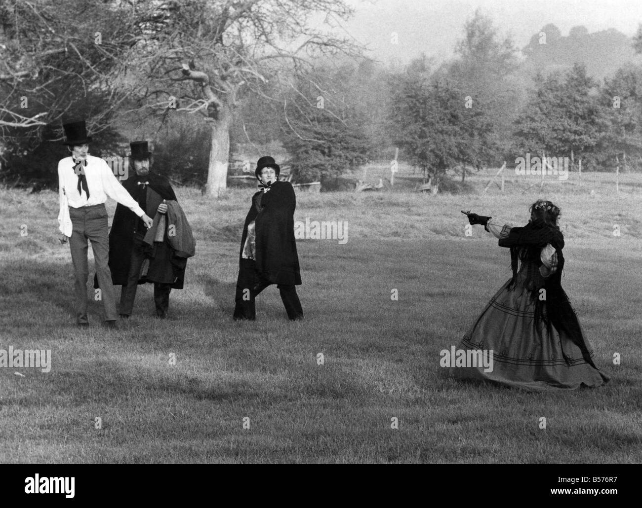 Pistolets à l'aube : M. John Barnard et M. Michael Cargon s'affrontaient dans le Hertfordshire crisp l'aube du dimanche 5 octobre, dix pas l'un de l'autre et chacun armé d'un pistolet de duel d'antiquités. L'honneur est satisfait lorsque le Dr Carson, 53, de Wimpole Street, a été vu pour être 'Hit' et de sang ont jailli de dessous sa chemise non marqué étrangement pour la deuxième fois. Femme mystère. . . . L'actrice Claire Clifford obtient sur l'acte. Octobre 1980 P004976 Banque D'Images