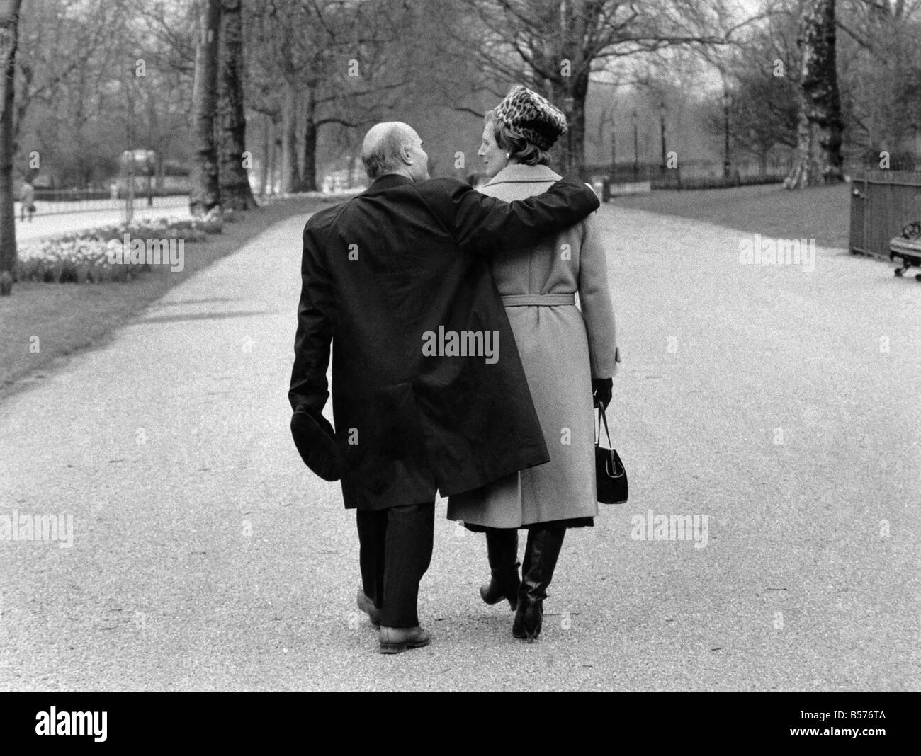 Douane - April Fools Day. Ces photos exclusives sont-ils politiquement explosives et ne sera jamais montré dans l'Union soviétique. Ils révèlent l'étonnante relation intime entre Mme Thatcher et le leader russe M. Mikhaïl Gorbatchev. Mme Thatcher a eu beaucoup de publicité, long et parfois en colère contre les discussions avec M. Gorbatchev sur le contrôle des armements et les réformes russes. Mais le mois d'avril commence, notre sensationnel photos prouvent que les deux dirigeants ont développé une amitié qui va bien plus loin que la documentation officielle voudraient le faire croire Banque D'Images