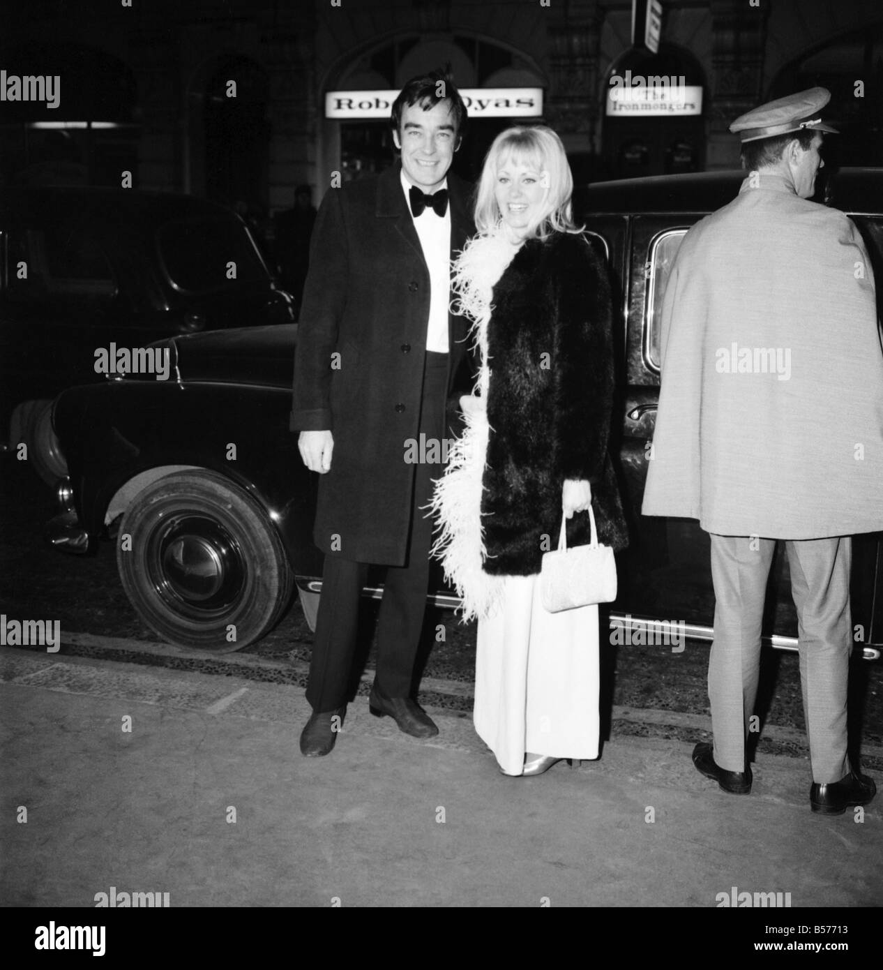 Premier film européen, à l'Odéon, St Martins Lane pour Isadora les arrivées au théâtre. Yutte Stensgaard et Richard Johnson. Banque D'Images