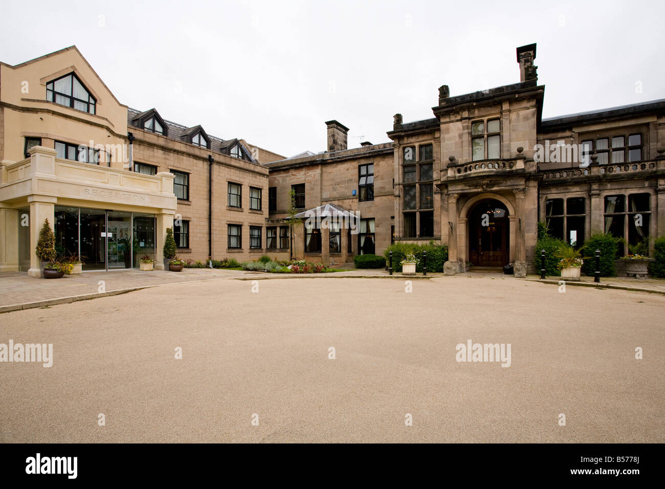 Une extension moderne d'une vieille maison de campagne victorienne qui est maintenant un hôtel et club de santé complexe. Banque D'Images