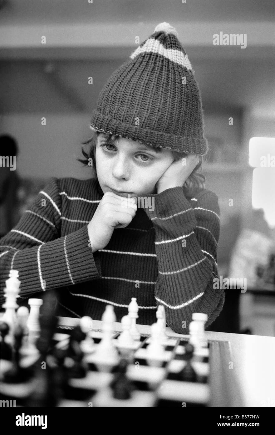 East End Kids Chess Congress : un supporter de West Ham, complet avec son West Ham hat rend une étude de concentration 10 ans Paul Murray de l'École de Cayley, Stepney. Février 1975 75-00950-002 Banque D'Images