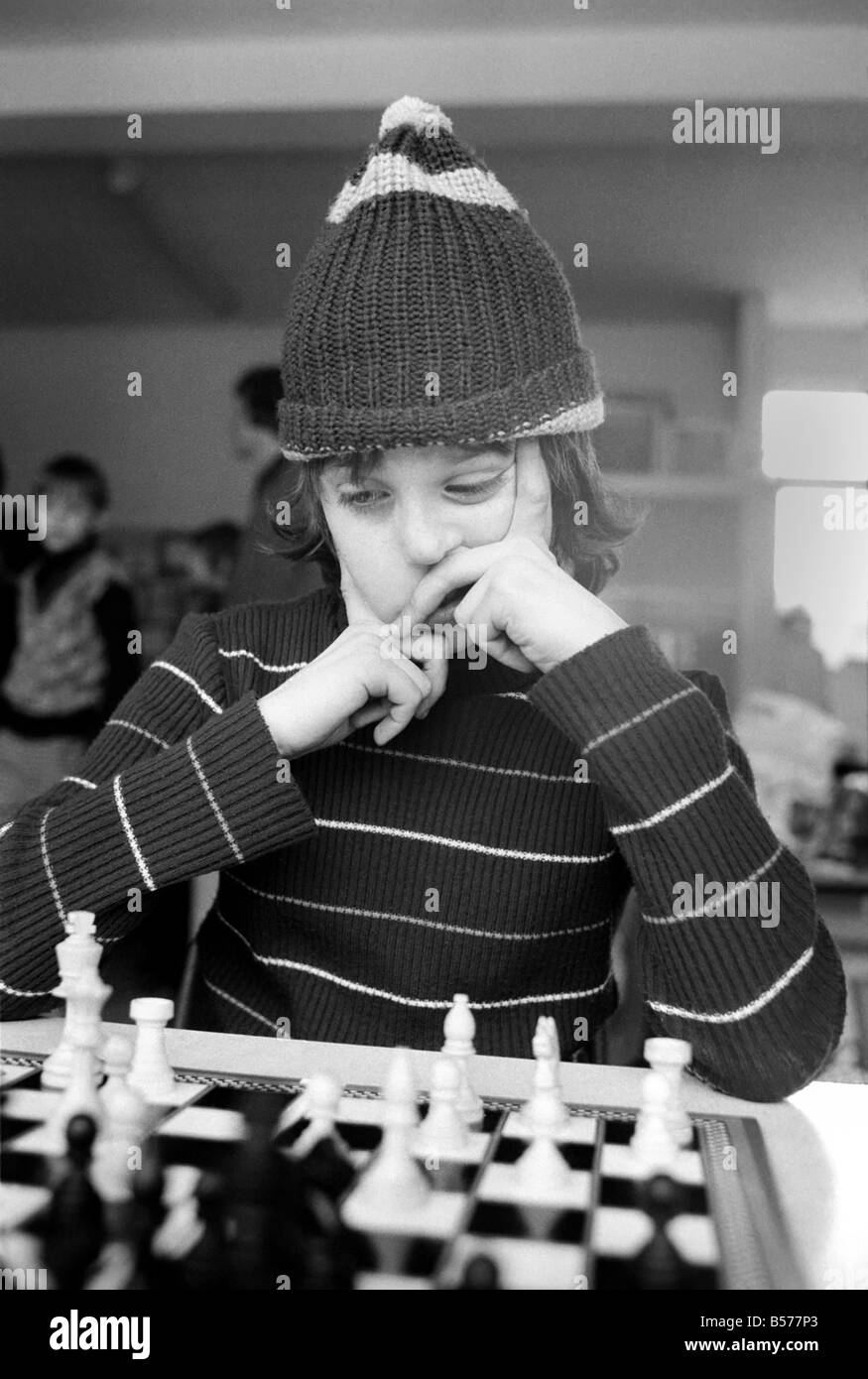 East End Kids Chess Congress : un supporter de West Ham, complet avec son West Ham hat rend une étude de concentration 10 ans Paul Murray de l'École de Cayley, Stepney. Février 1975 75-00950-005 Banque D'Images