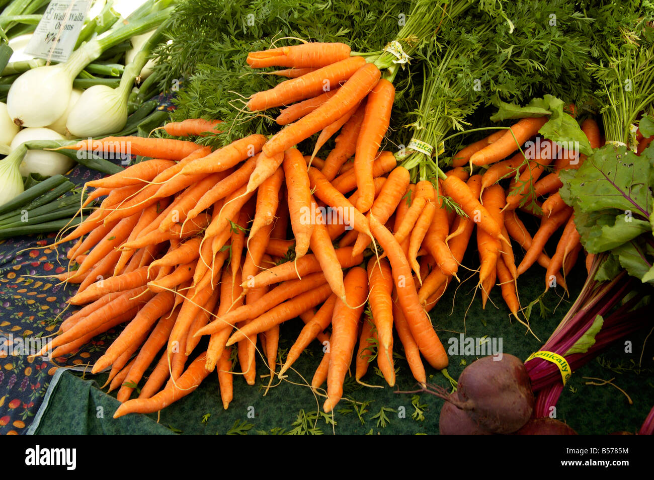 Oignons carottes biologiques et bat sur l'affichage à un marché fermier s dans l'état de Washington Banque D'Images