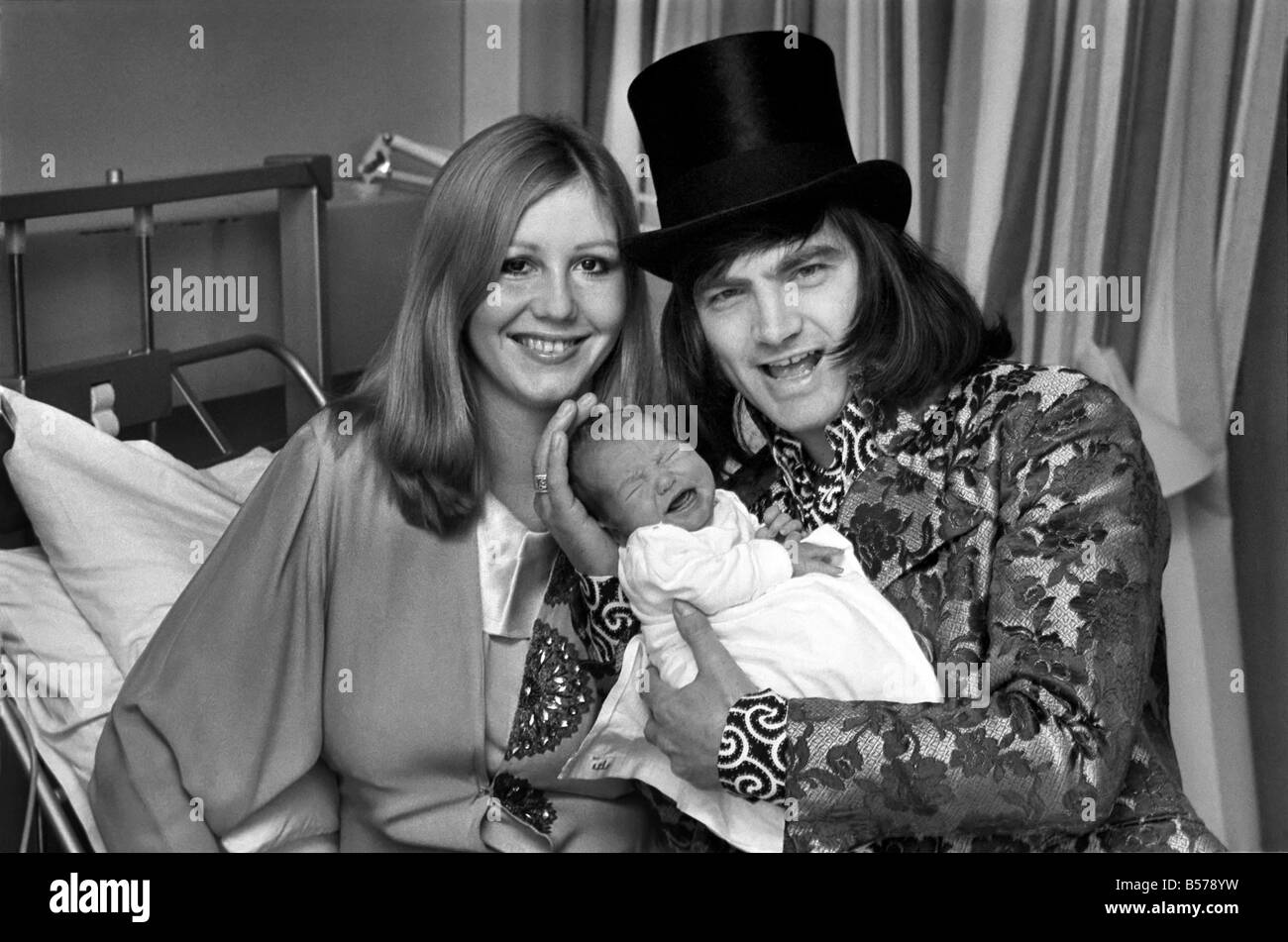 La puce ancien Bloc : pop star SCREAMING LORD SUTCH, 33 et sa conjointe ont un bébé. Janvier 1975 75-00121 Banque D'Images