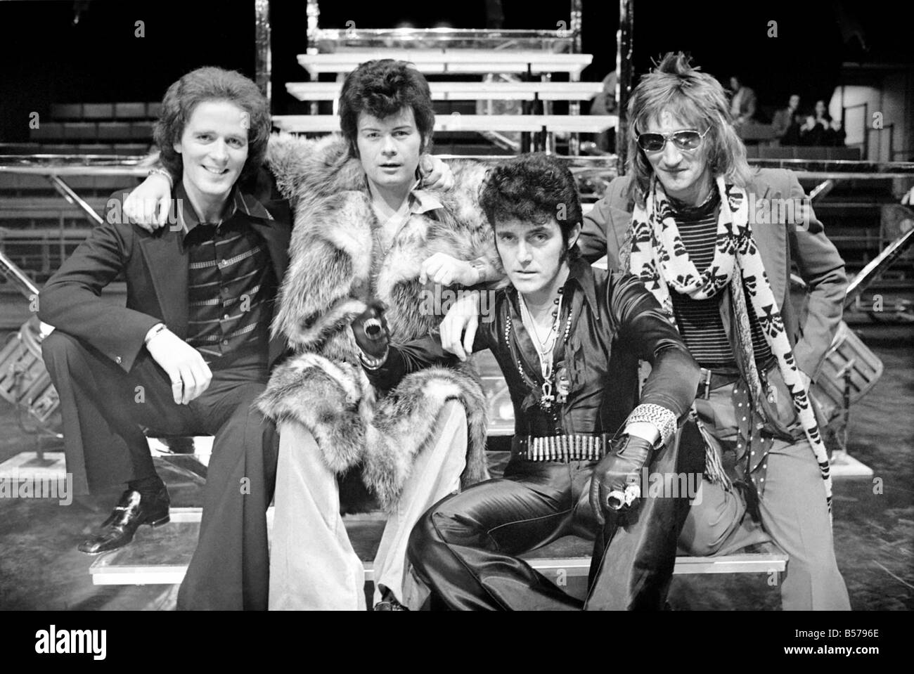 Pop stars. Un rassemblement amical de theSupersonic stars. L/R Gilbert O'Sullivan, Gary Glitter, Alvin Stardust et Rod Stewart. Ja Banque D'Images