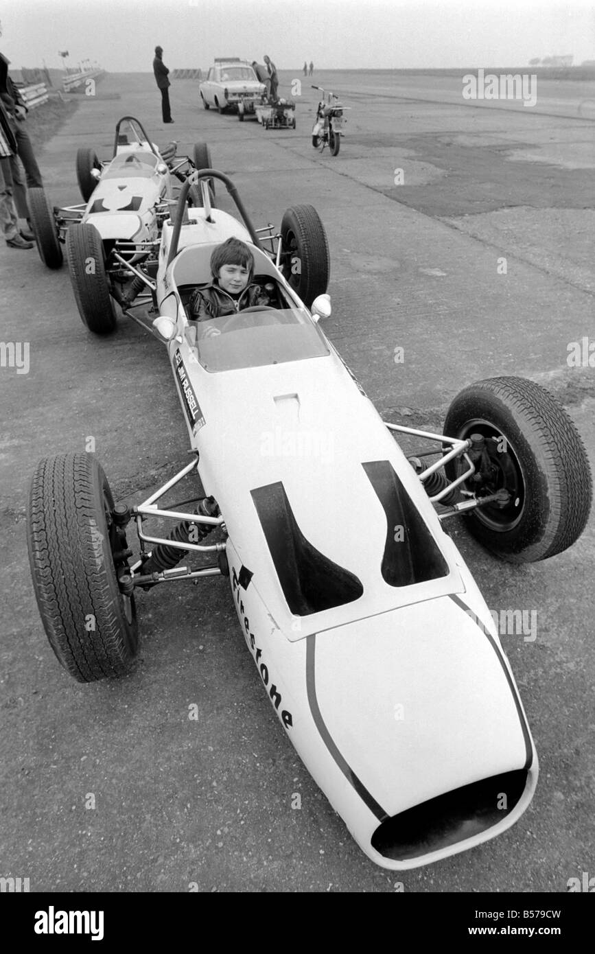 Angela quatre ans fille de Ken James vu ici au volant de sa voiture de course essence miniature 10 févr. 1975 Banque D'Images