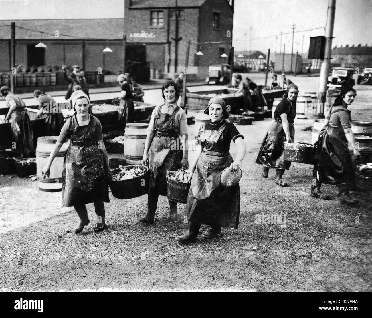 L'industrie de la pêche : le hareng. Les pêcheuses écossais au rassemblement de Yarmouth et nettoyage du poisson. Octobre 1933 P004146 Banque D'Images