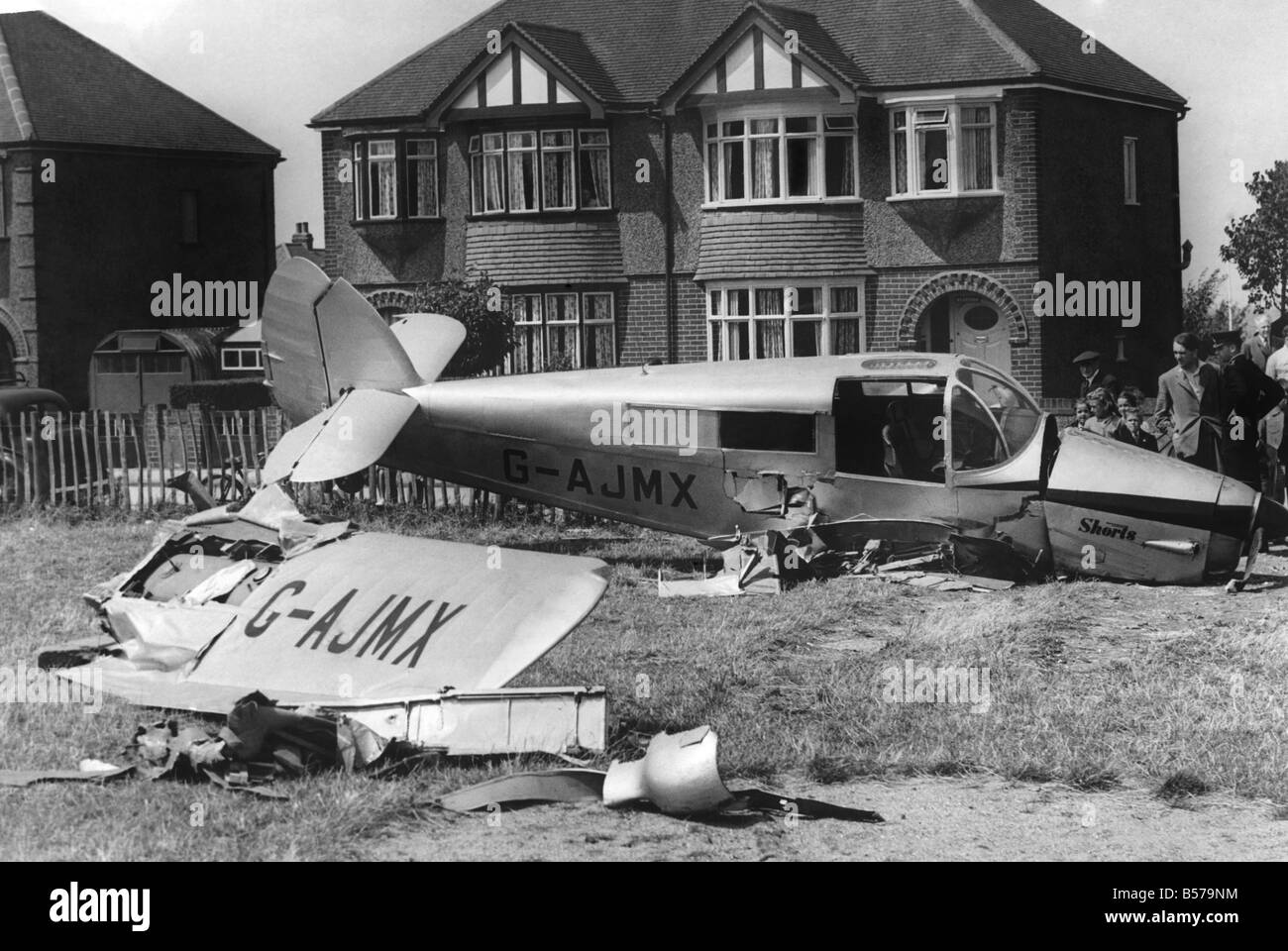 Accidents aériens : accident d'avion dans la région de Wallace Road, Rochester, Kent le dimanche, lorsqu'un avion Auster a raté les toits de maisons, a heurté un jardin clôture et s'est écrasé dans une petite clairière à côté d'une église. Juillet 1952 P004267 Banque D'Images