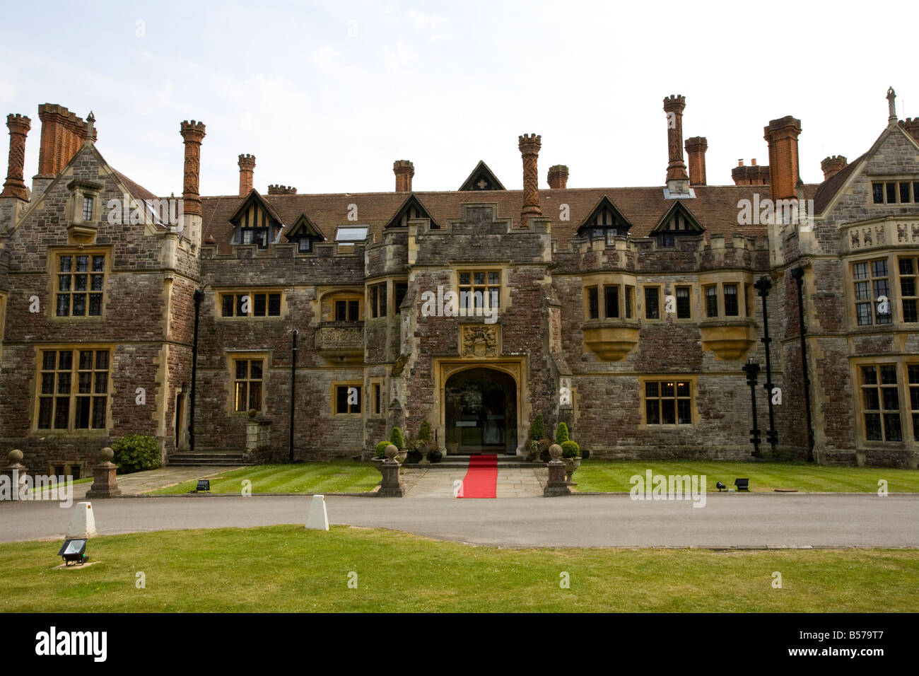 Une maison de campagne anglaise Tudor qui a été transformé en un hôtel moderne avec une restauration de l'extérieur. Banque D'Images