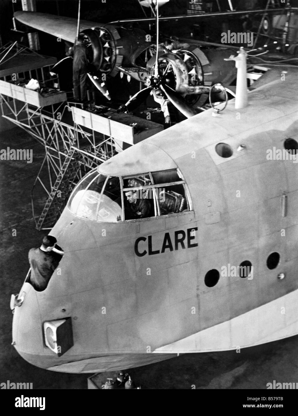L'hydravion transatlantique Clare est révisé après son parcours laborieux, avant d'être transféré à nouveau à l'Empire. Novembre 1940 P004813 Banque D'Images