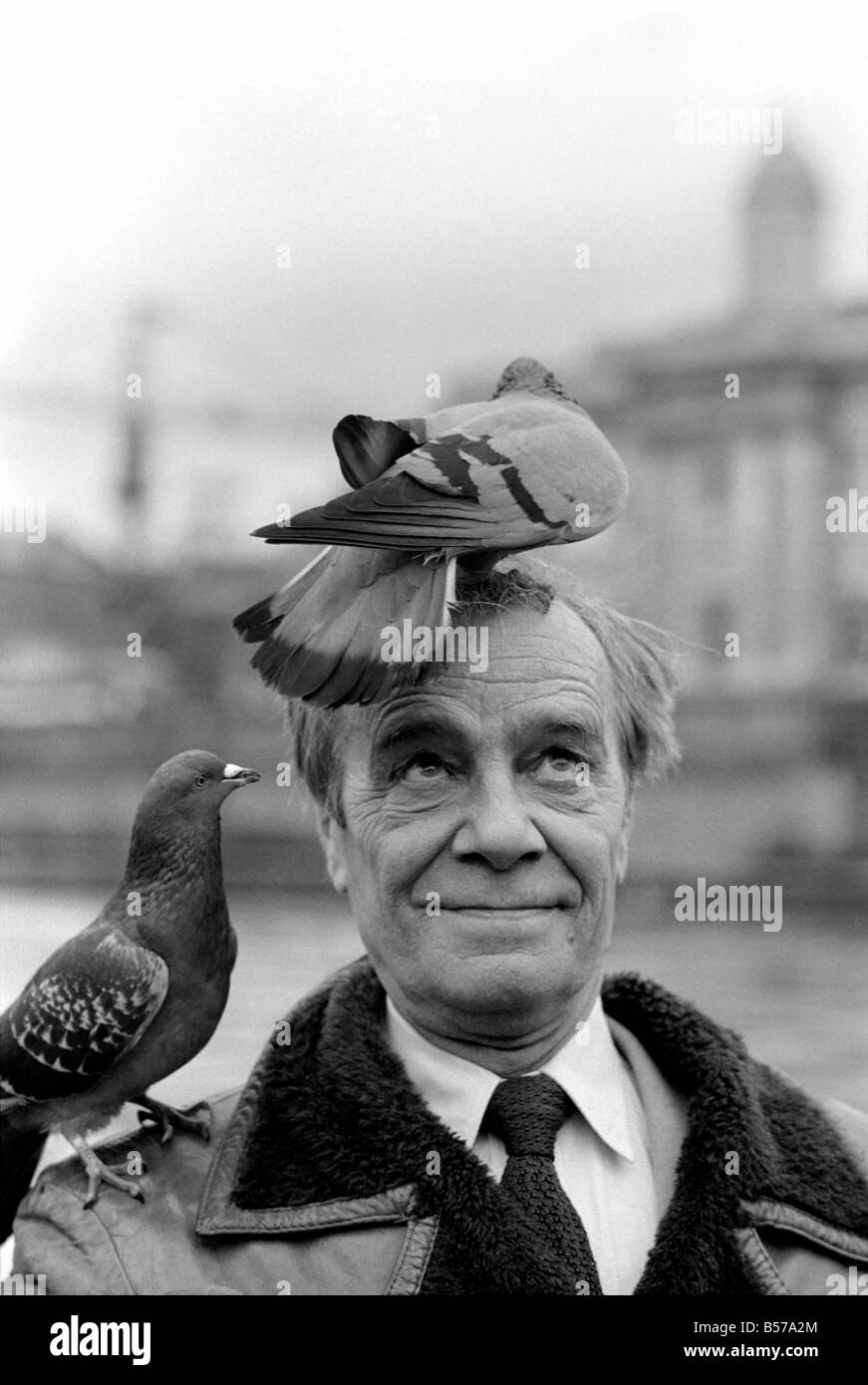 Humour/insolite/animaux/Oiseaux : Max Wall. L'homme avec les pigeons sur la tête. Janvier 1975 75-00393-005 Banque D'Images