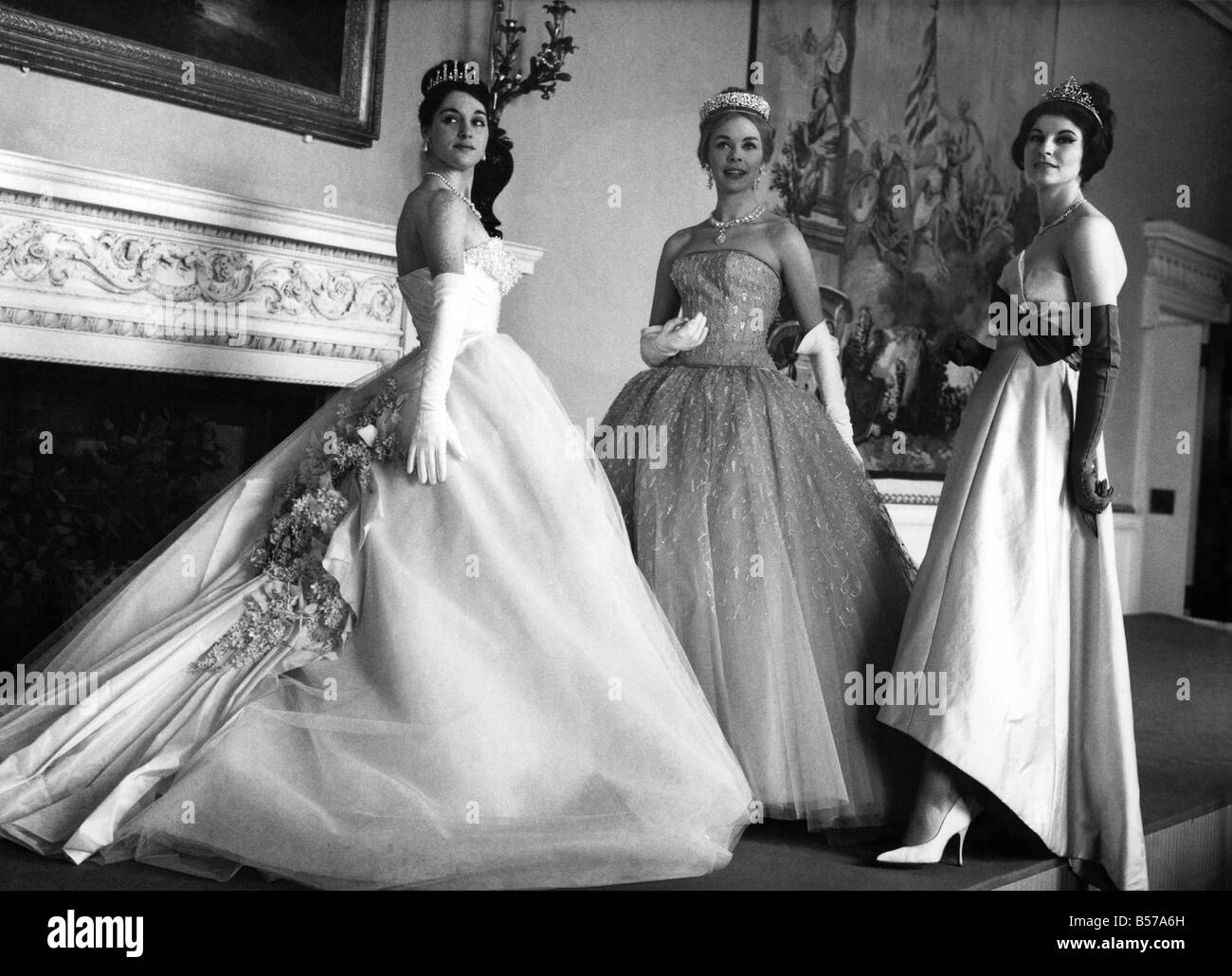 Fashions 1960 : Défilé au rack d'Osterley House vers 1960. P006380 Banque D'Images