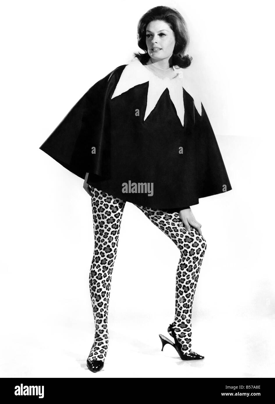 La mode des vêtements : Gloria James portant une cape qui peut doubler comme une jupe. Gloria est également le port de collants imprimé animal. Le 19 janv. Banque D'Images