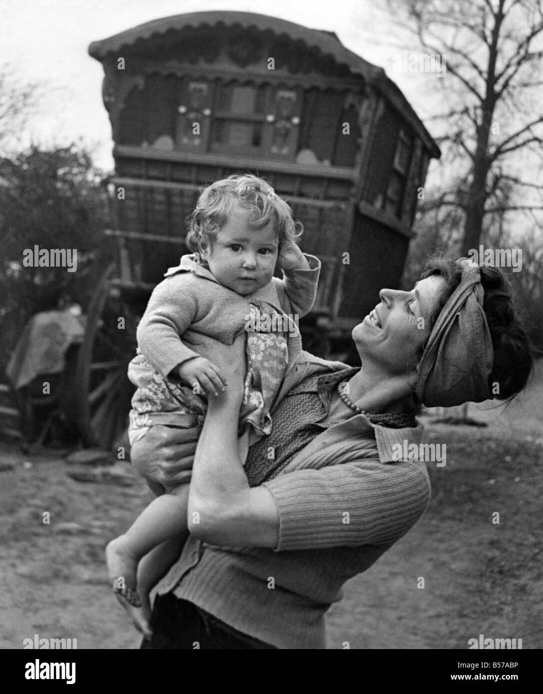 Gypsy femme avec enfant posent à l'extérieur de leur caravane. Juillet 1944 P007205 Banque D'Images