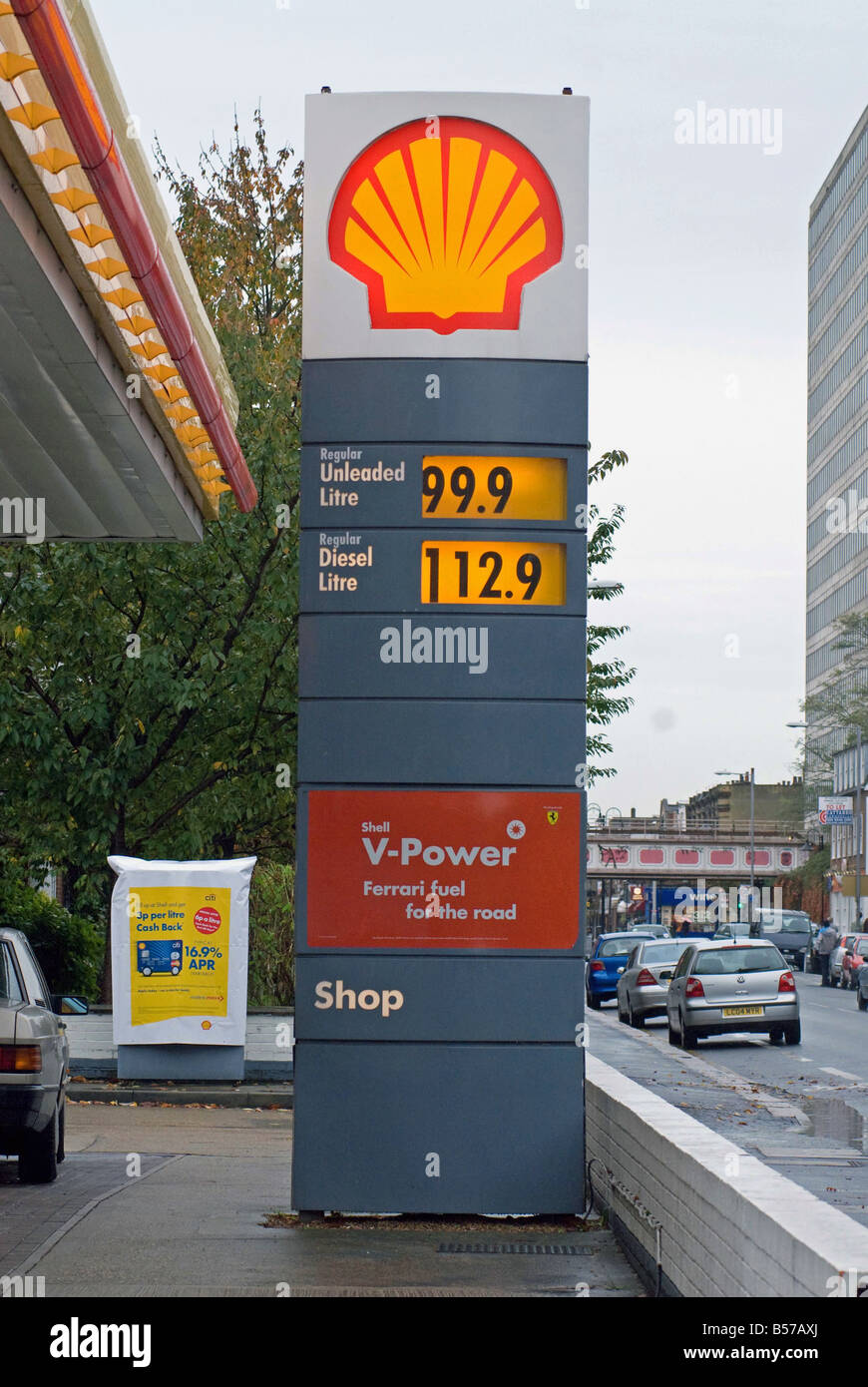 Une station service Shell vend l'essence à 99,9 pence par litre Banque D'Images