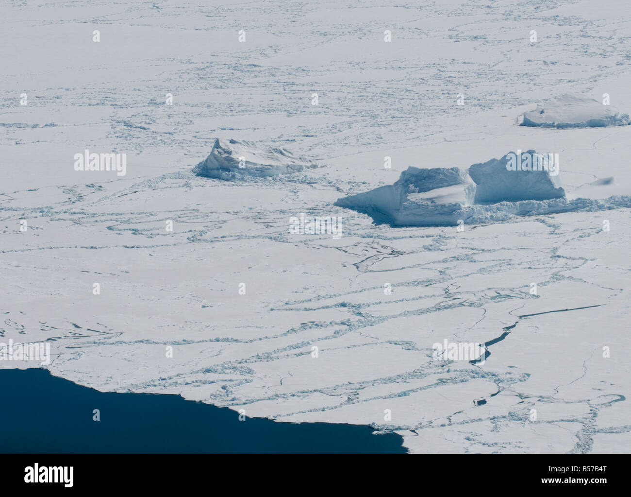Les icebergs près de la banquise sont stressés par les vents et les courants printemps provoquant des fissures dans la glace et accélérer le congé du printemps Banque D'Images