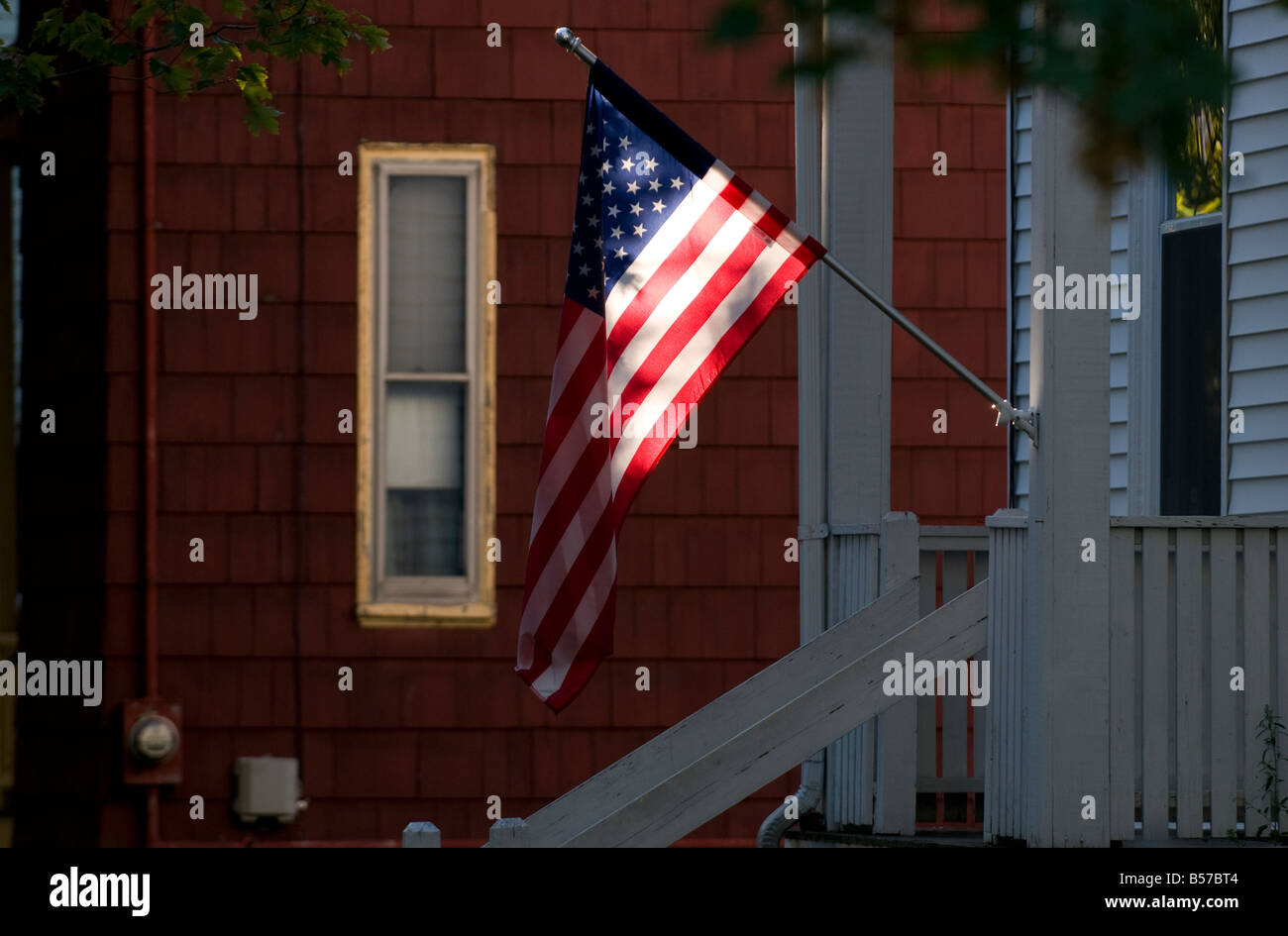 Stars and Stripes sur une maison à Somerville MA USA Banque D'Images