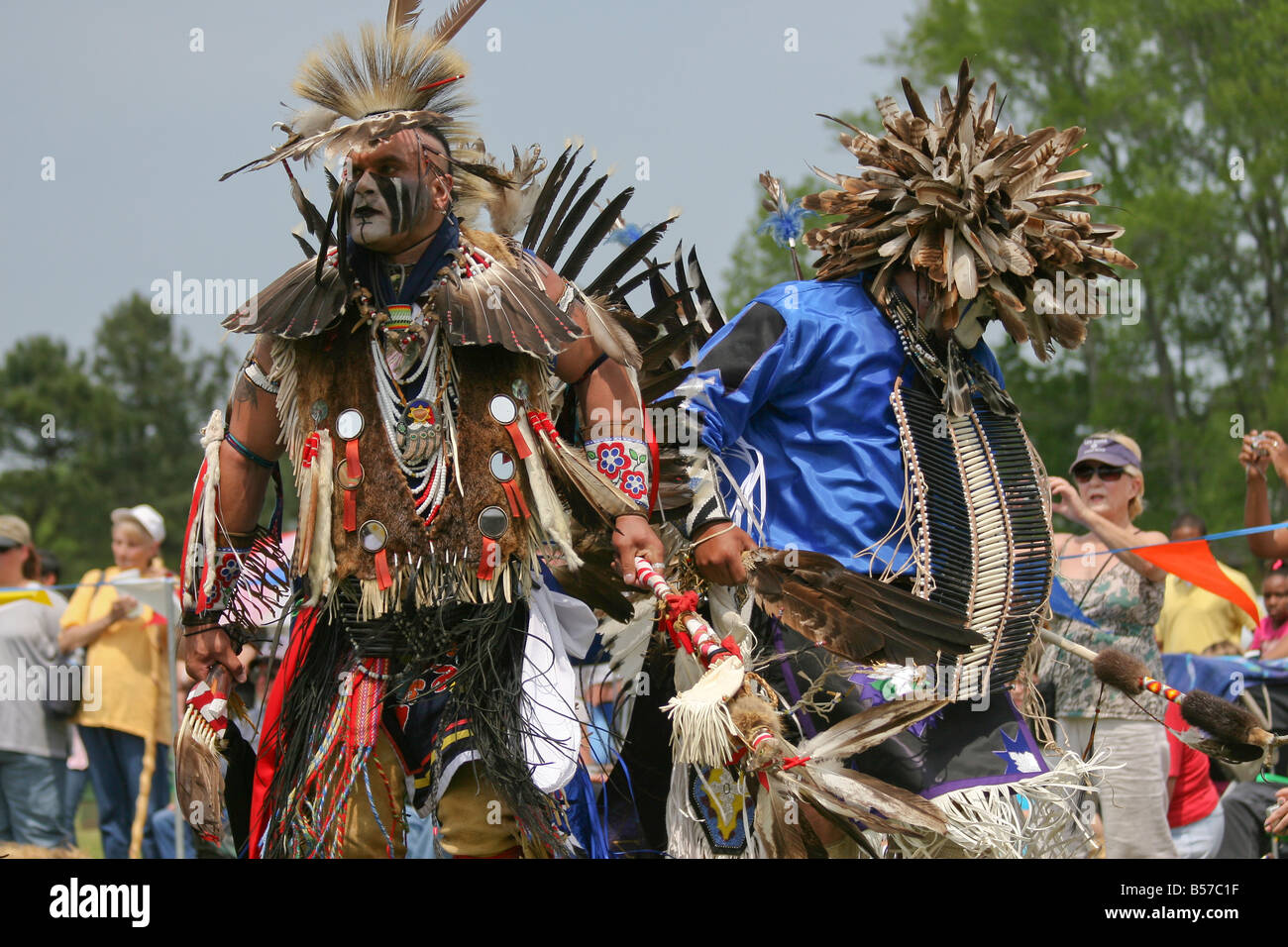 Les Amérindiens en danse traditionnelle plein regalia au 8e sommet annuel Red Wing PowWow de Red Wing Park Virginia Virginia Beach Banque D'Images
