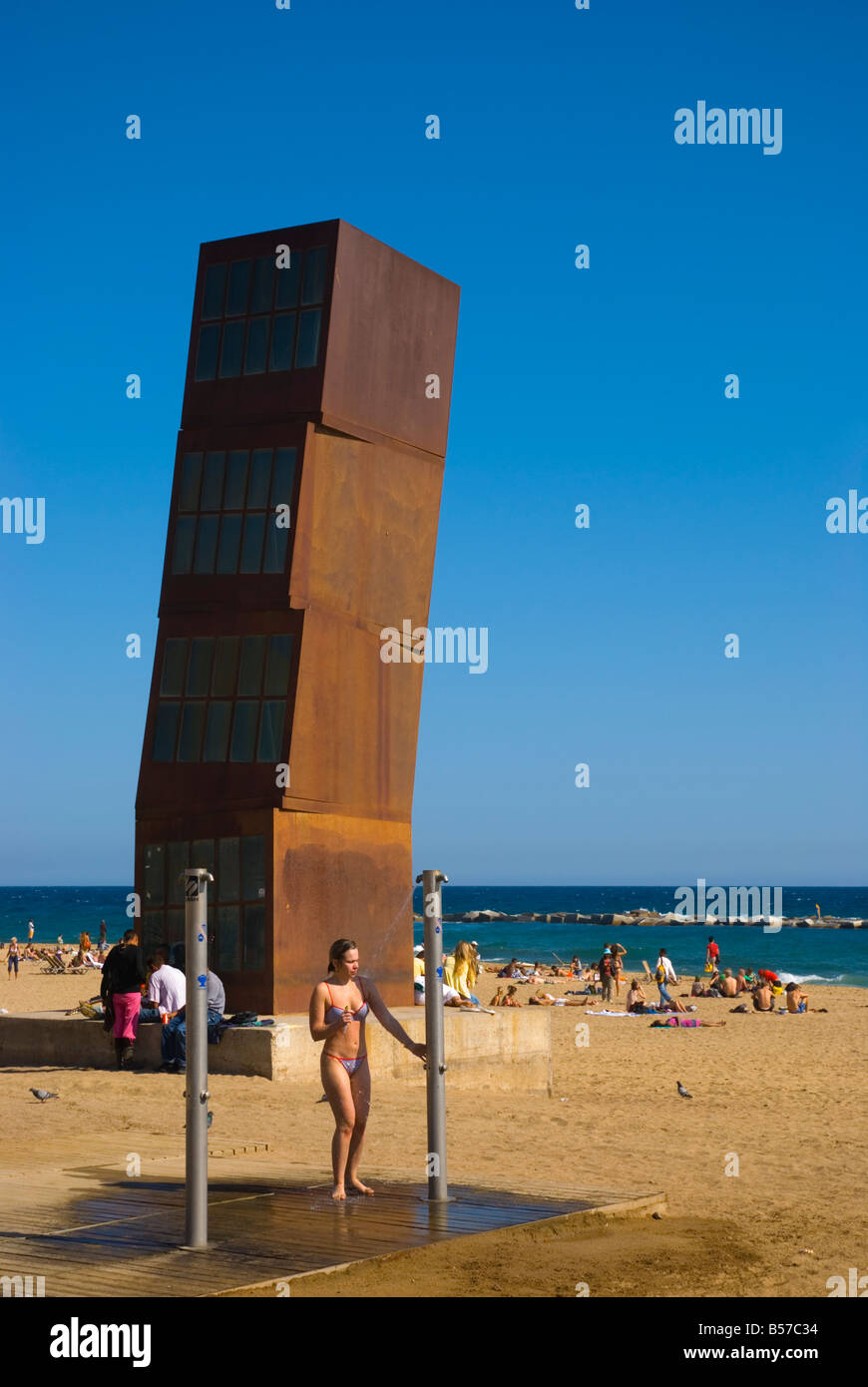 Femme ayant une douche à Platja de la Barceloneta Beach à Barcelone Espagne Europe Banque D'Images