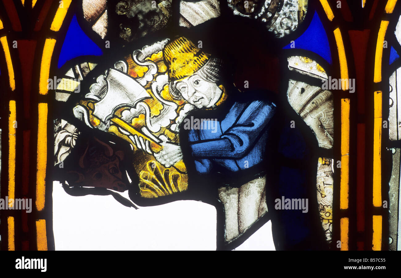 Fragment de vitrail médiéval homme Novembre tuant porc avec du travail ax du mois Besthorpe norfolk England UK Banque D'Images