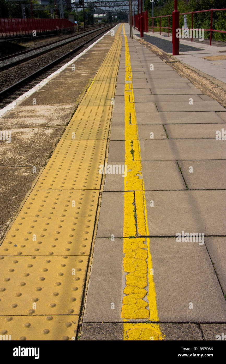 Ligne jaune sur la plate-forme du train à Harrow Wealdstone et gare Banque D'Images