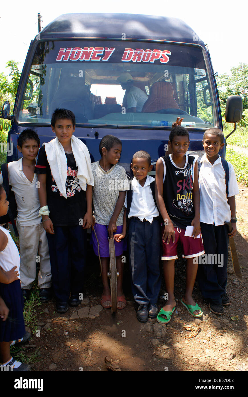 Les enfants de l'école posant devant un bus de tourisme sur Big Corn Island, au Nicaragua, en Amérique centrale Banque D'Images