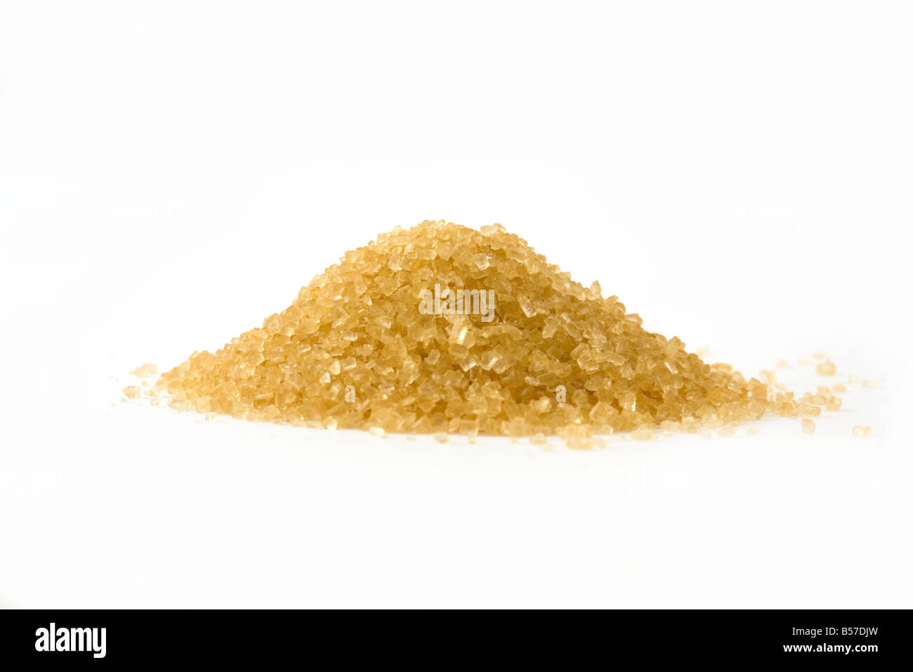 Tas de sucre brun sur un fond blanc. Banque D'Images