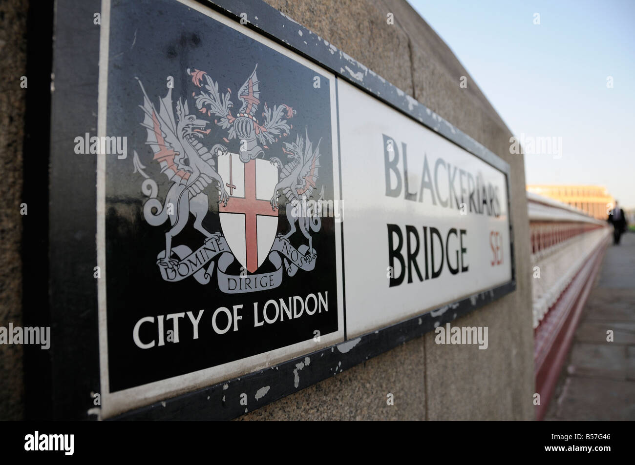 Blackfriars Bridge signer avec un homme traversant le pont en arrière-plan, City of London, Londres, Royaume-Uni Banque D'Images