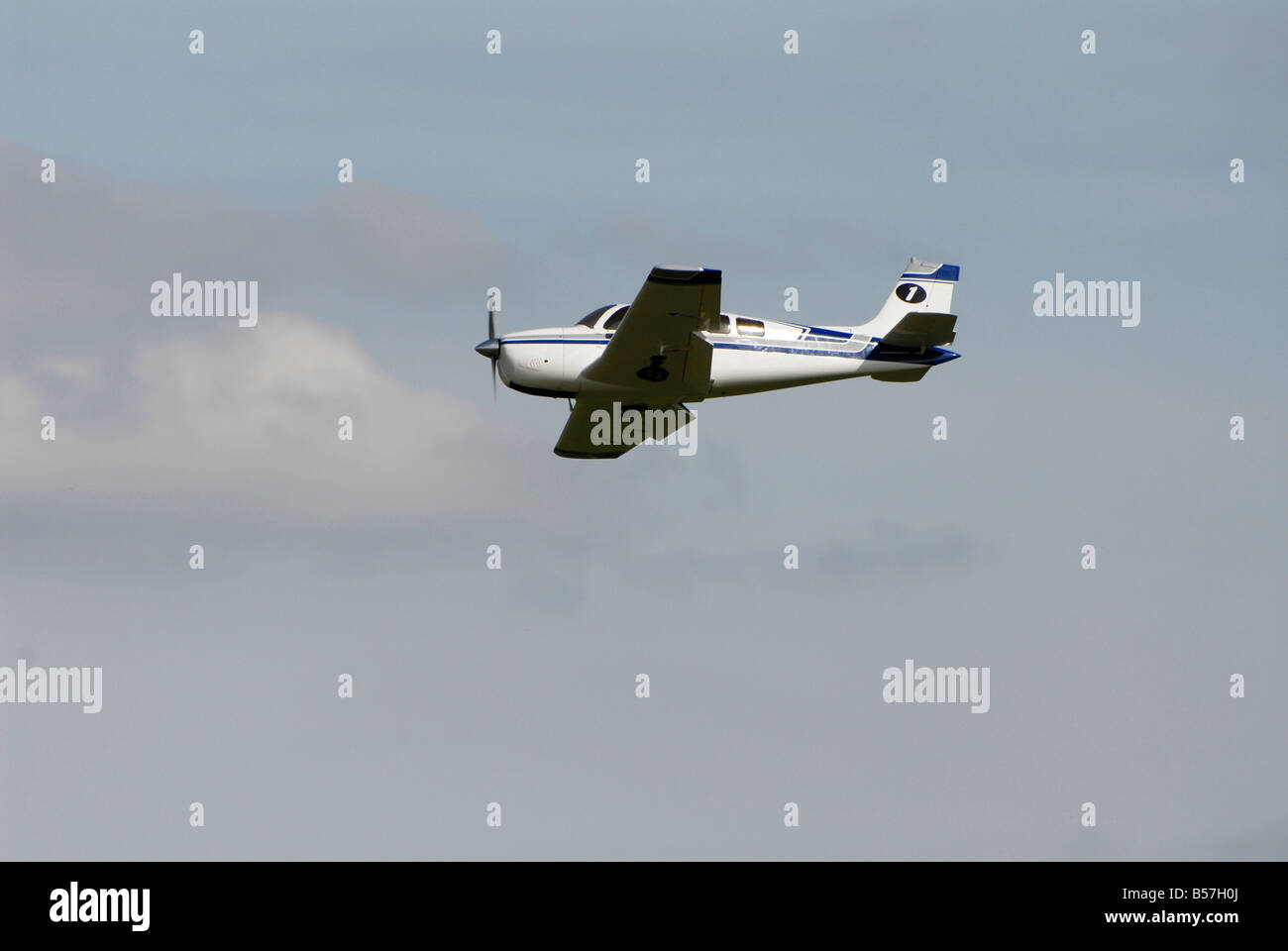 Un modèle de vol d'un avion privé de lumière à démonstration de vol du modèle Banque D'Images