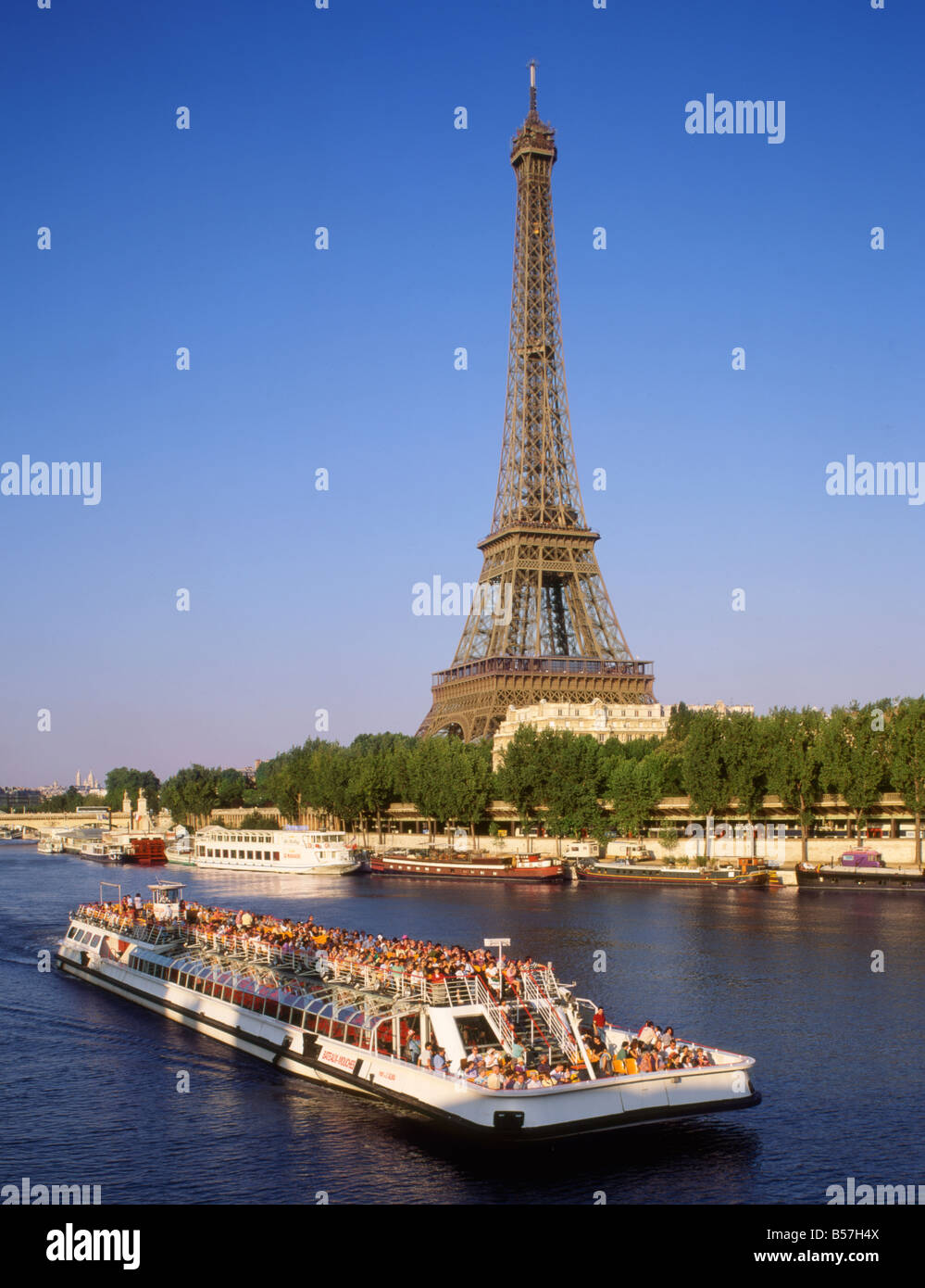 France Paris Tour Eiffel, Seine & boat Banque D'Images