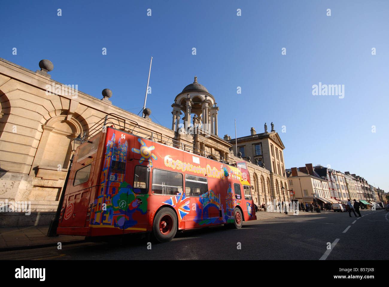 OXFORD, UK. D'un bus de visite de l'extérieur de Queen's College sur High Street. L'année 2008. Banque D'Images