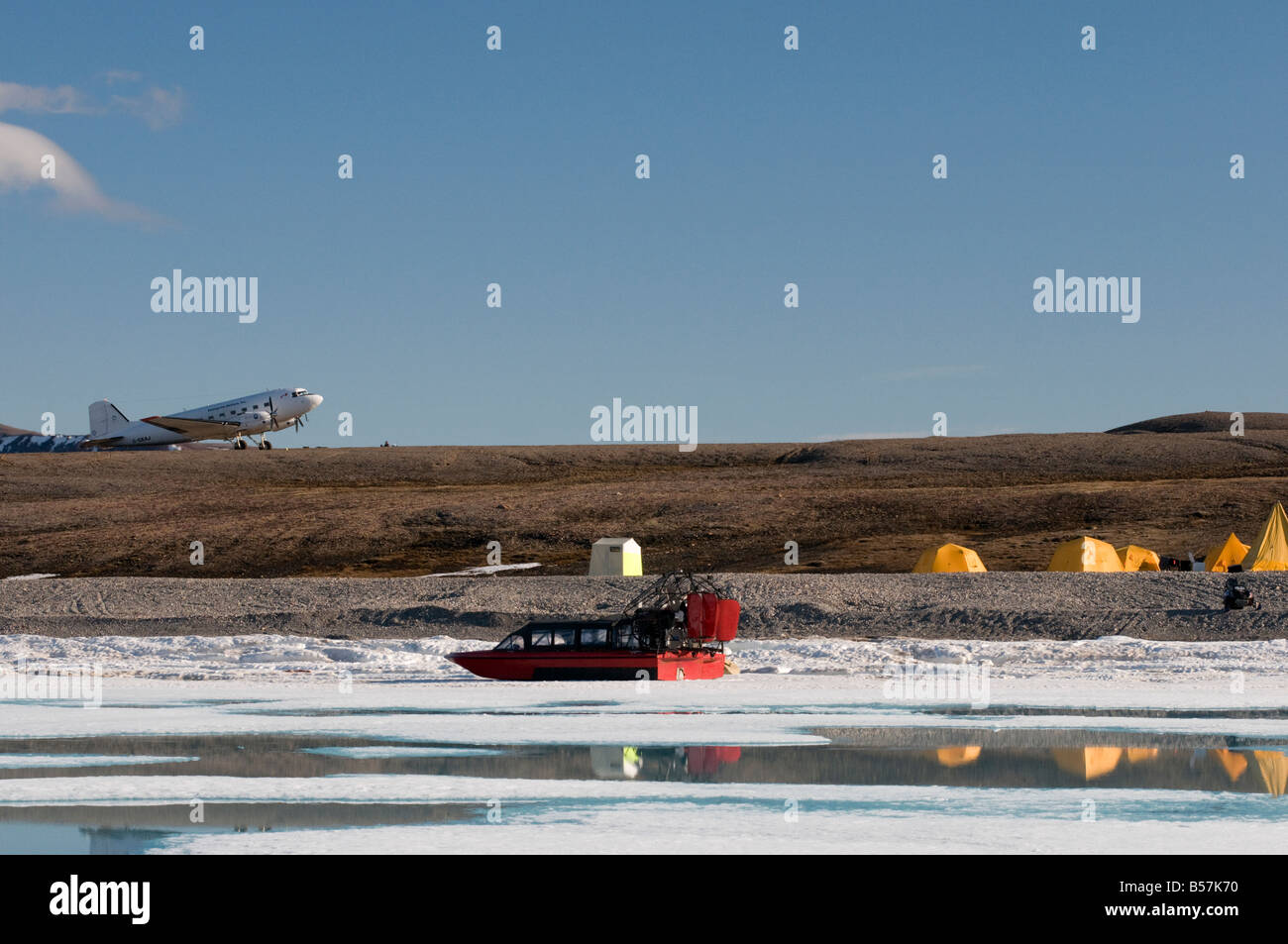 1944 Douglas DC 3 à partir de l'entreprise fournissant des compagnies aériennes de camp de l'Arctique Arctic Kingdom marine expeditions Banque D'Images
