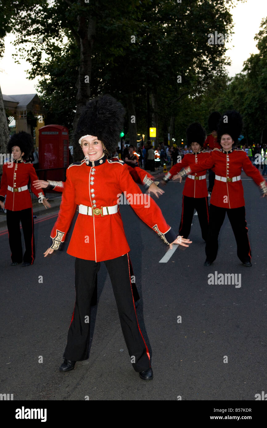 Jeune femme en uniforme des gardes de la Reine au Thames Festival, Londres Banque D'Images