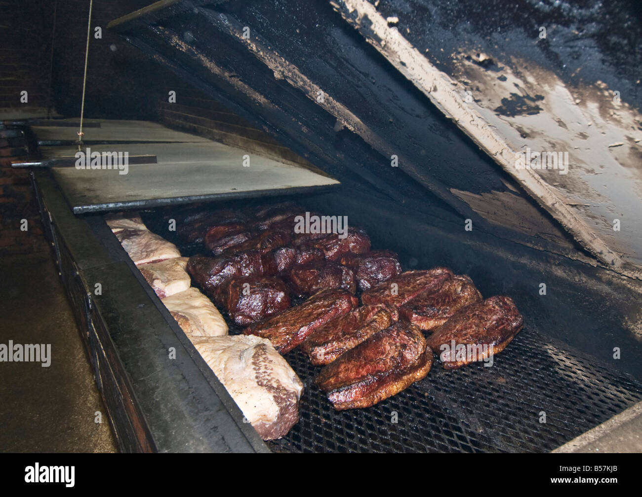 Texas Lockhart Smitty s viande fumée de barbecue de marché de poitrine de  boeuf restaurant fumeur four Photo Stock - Alamy