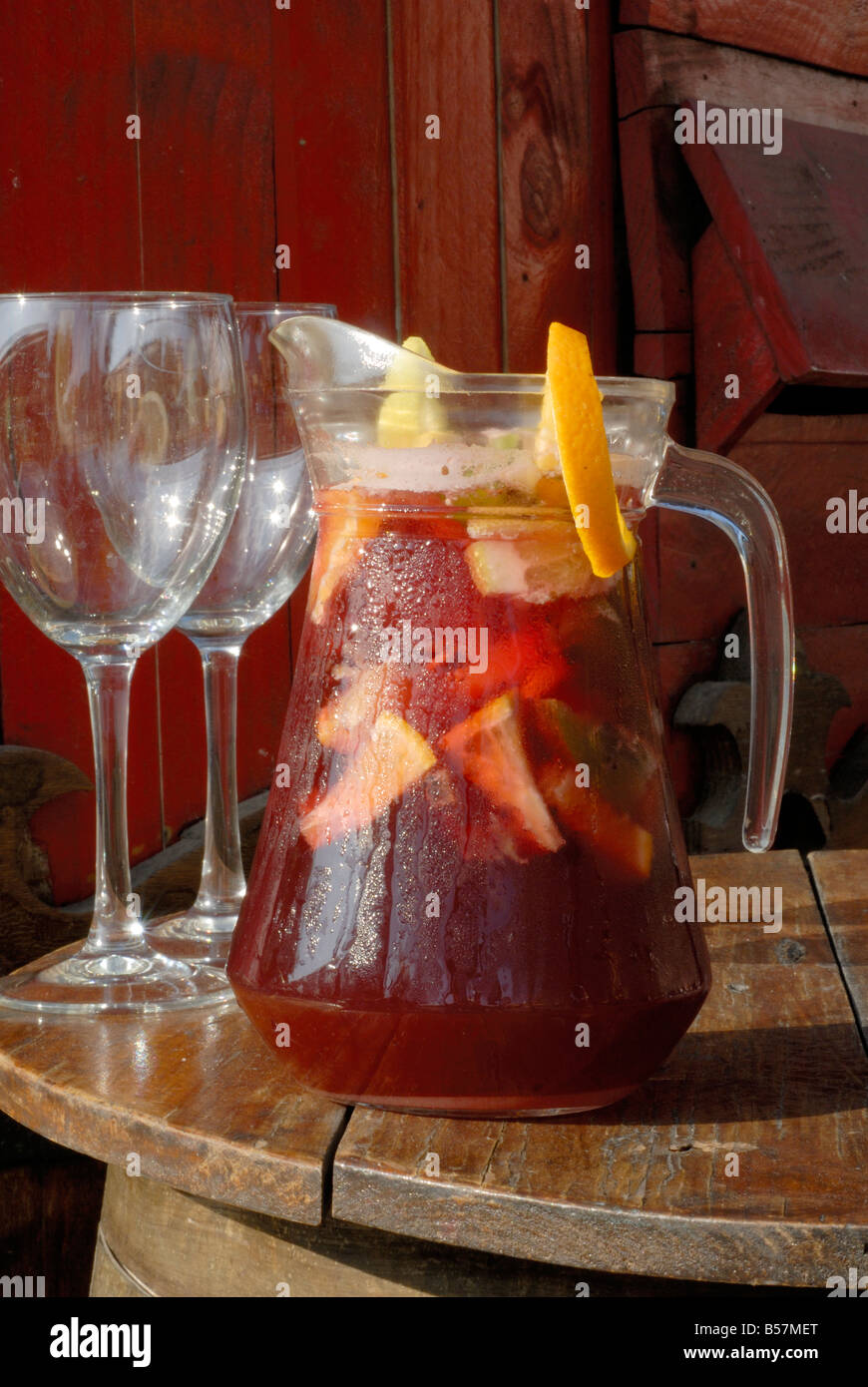 Espagne vin rouge Sangria punch aux fruits pichet rafraîchissements de sangria, vin d'été d'Espagnol Banque D'Images